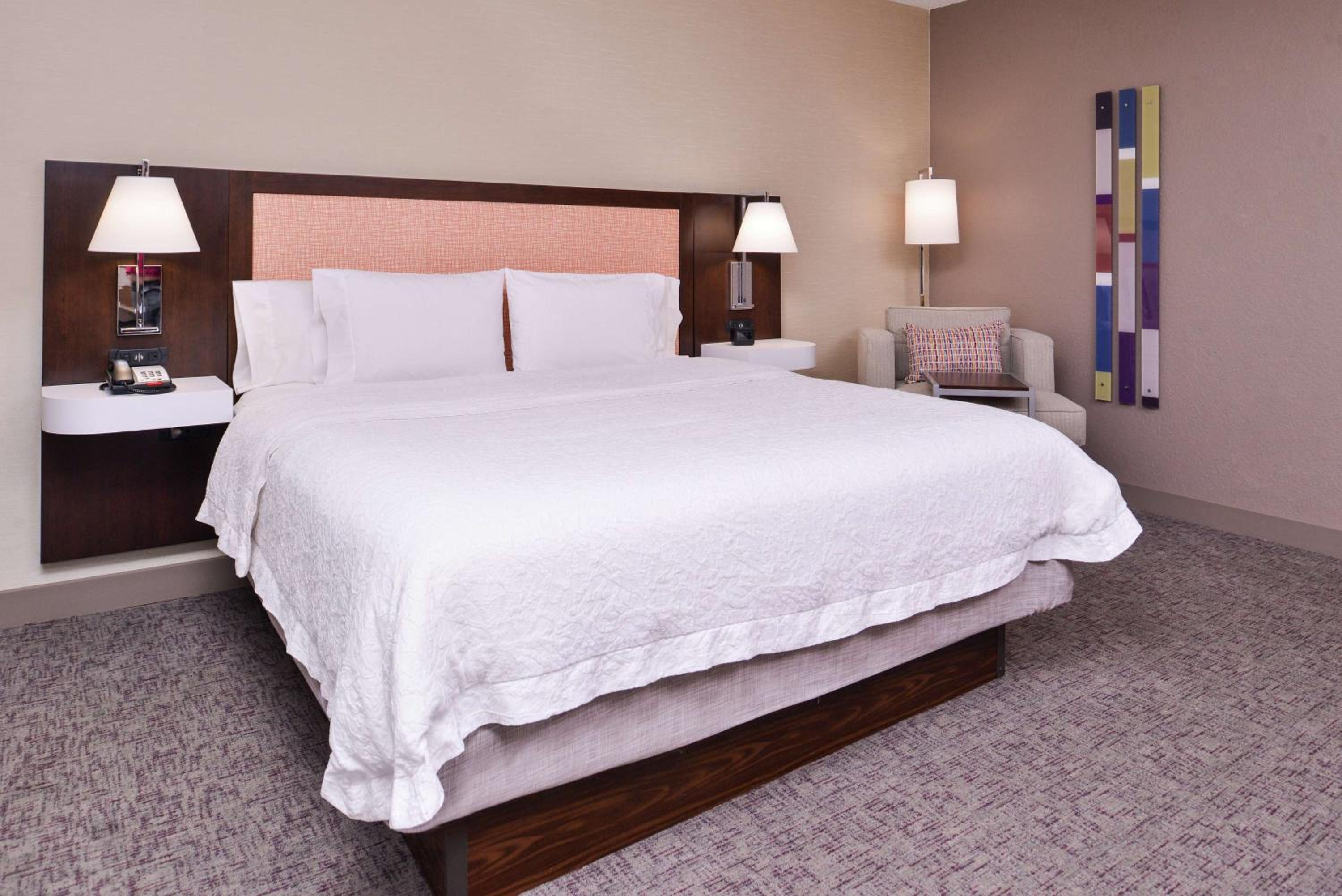 King Room with King Bed - Non-Smoking - Photo 2