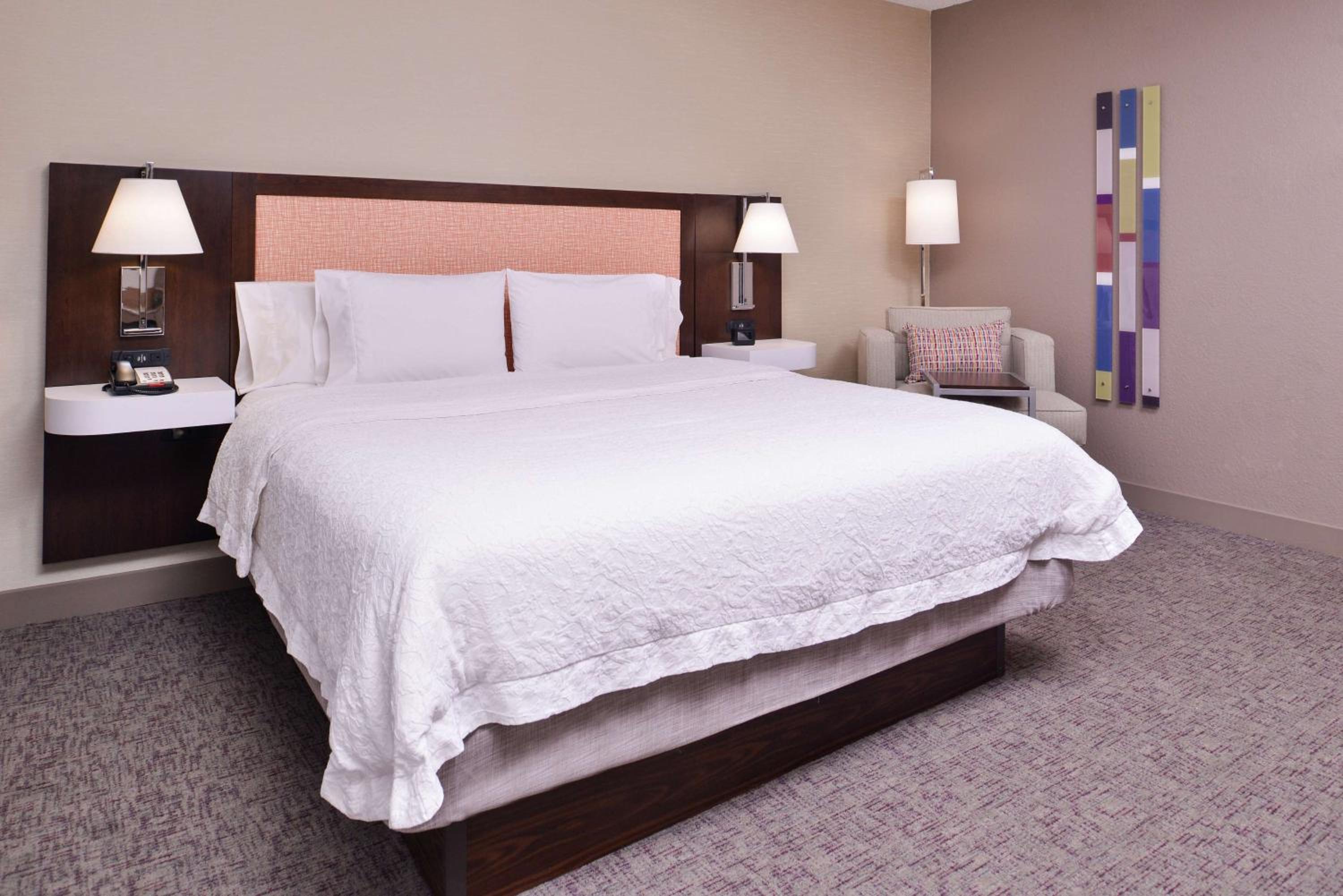 King Room with King Bed - Non-Smoking - Photo 7