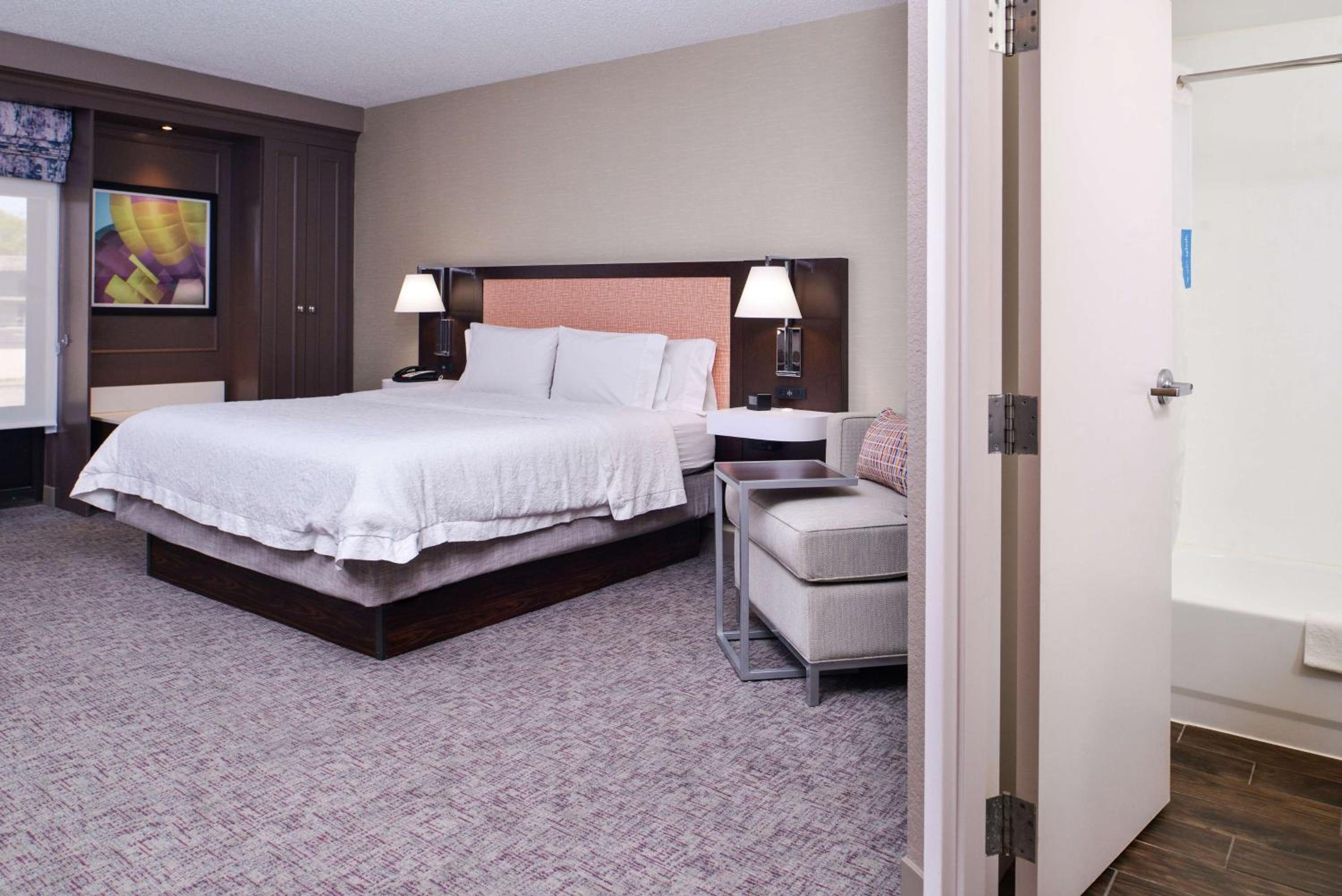 King Room with King Bed - Non-Smoking - Photo 10
