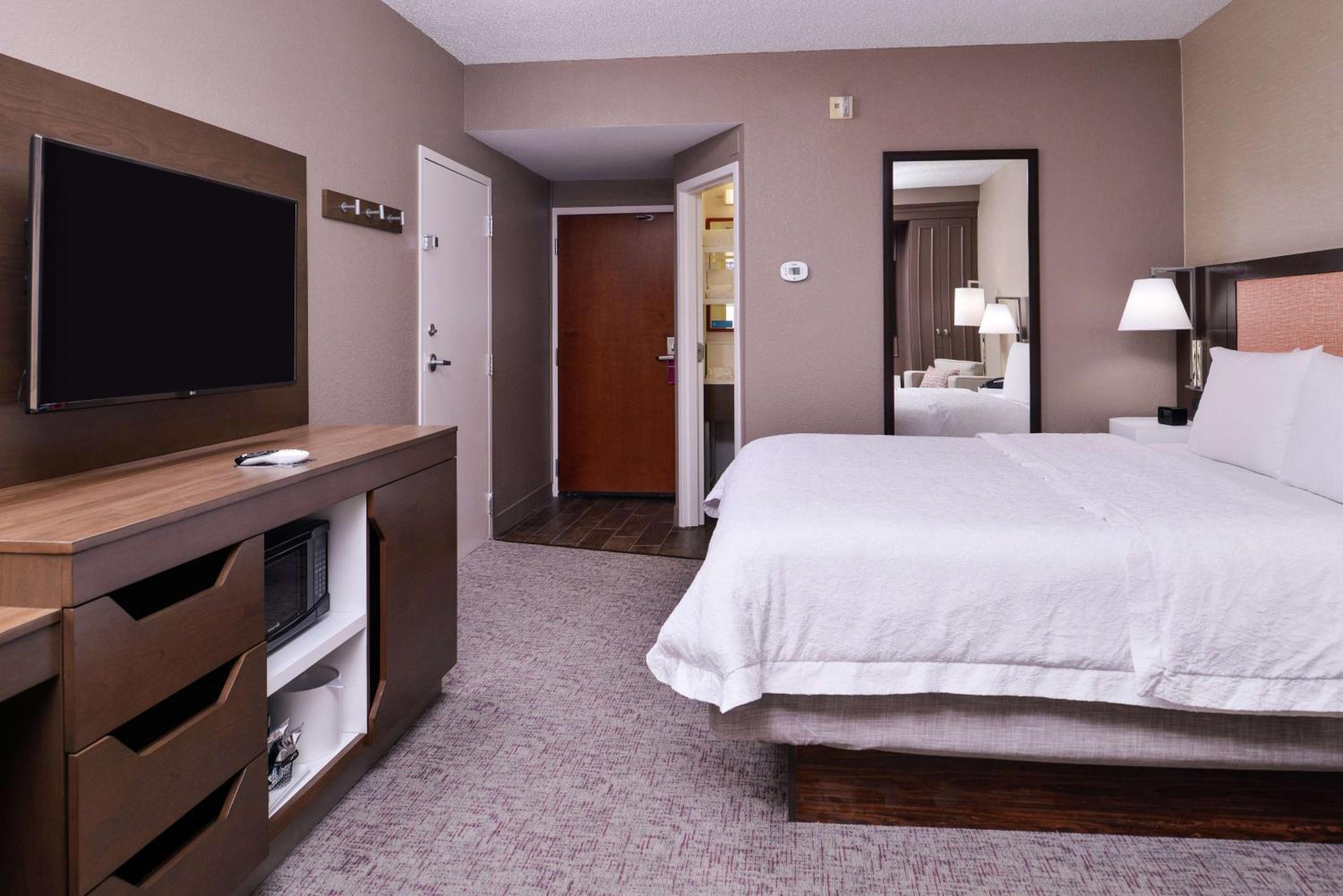 King Room with King Bed - Non-Smoking - Photo 9