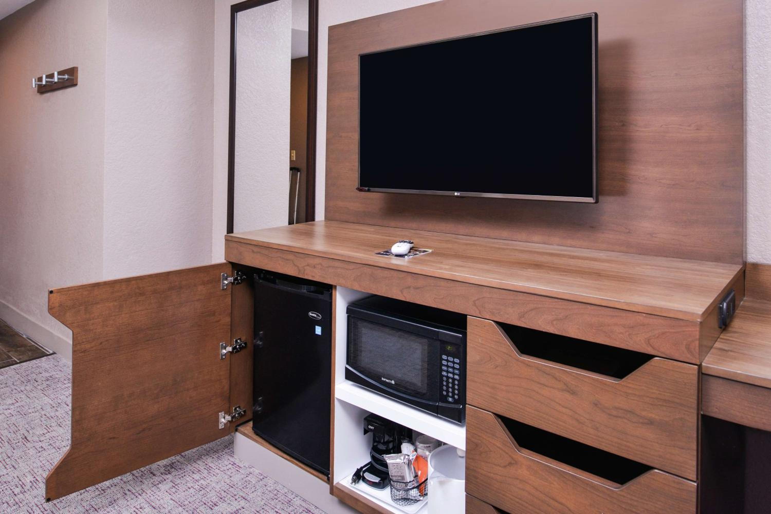 King Room with King Bed - Non-Smoking - Photo 8