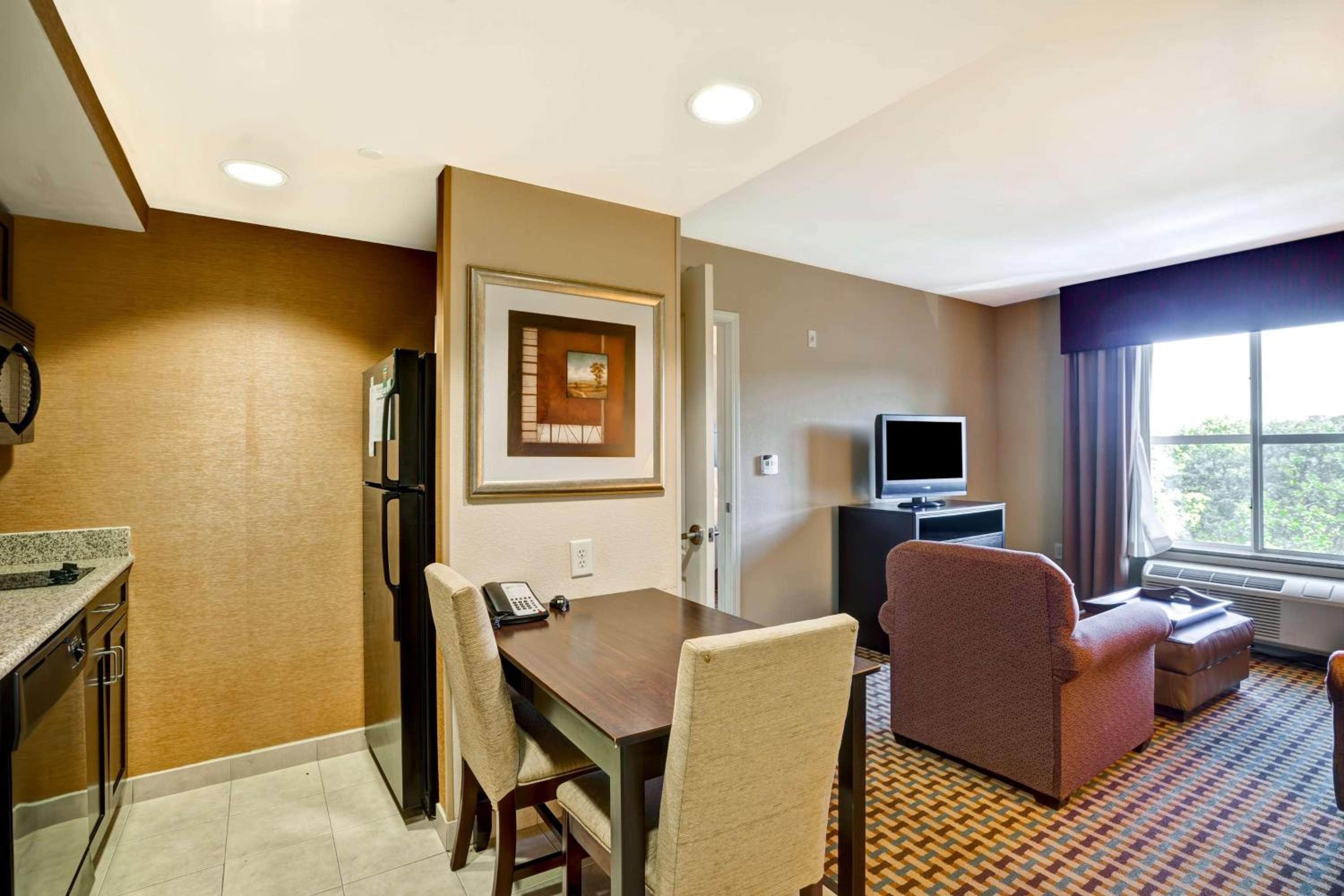 One-Bedroom Queen Suite with Two Queen Beds - Non-Smoking - Photo 1