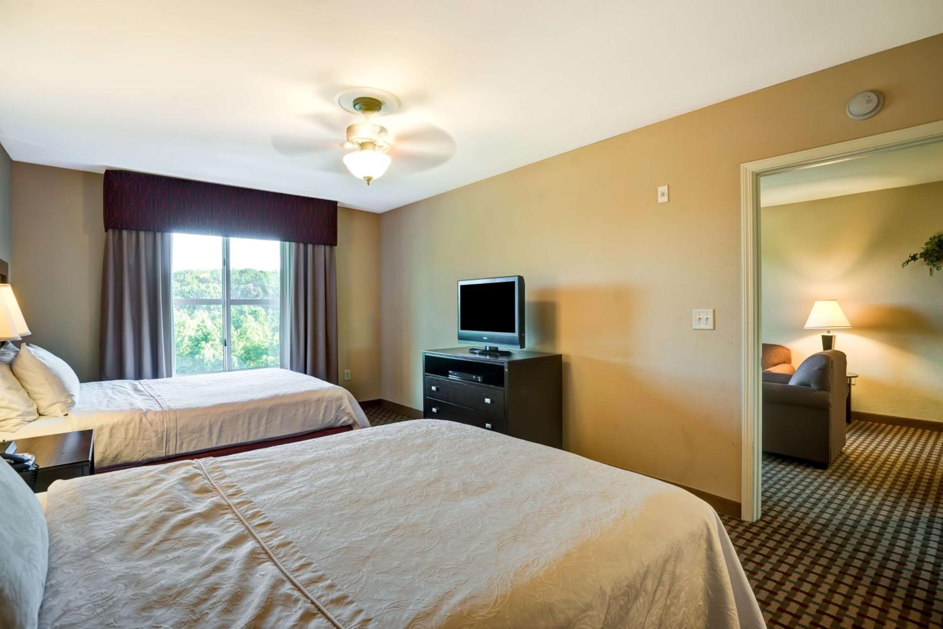 One-Bedroom Queen Suite with Two Queen Beds - Non-Smoking - Photo 7