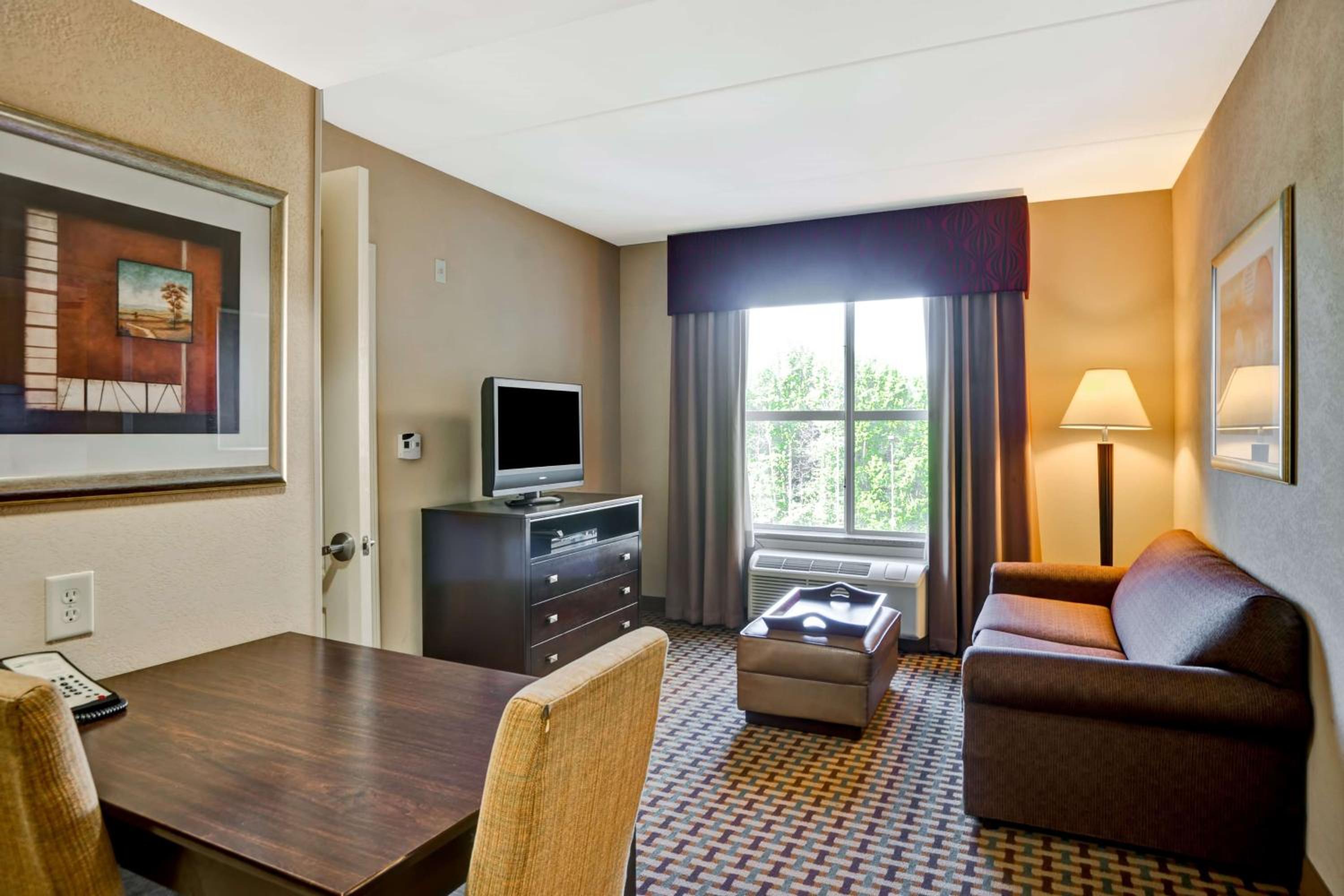 One-Bedroom Queen Suite with Two Queen Beds - Non-Smoking - Photo 2