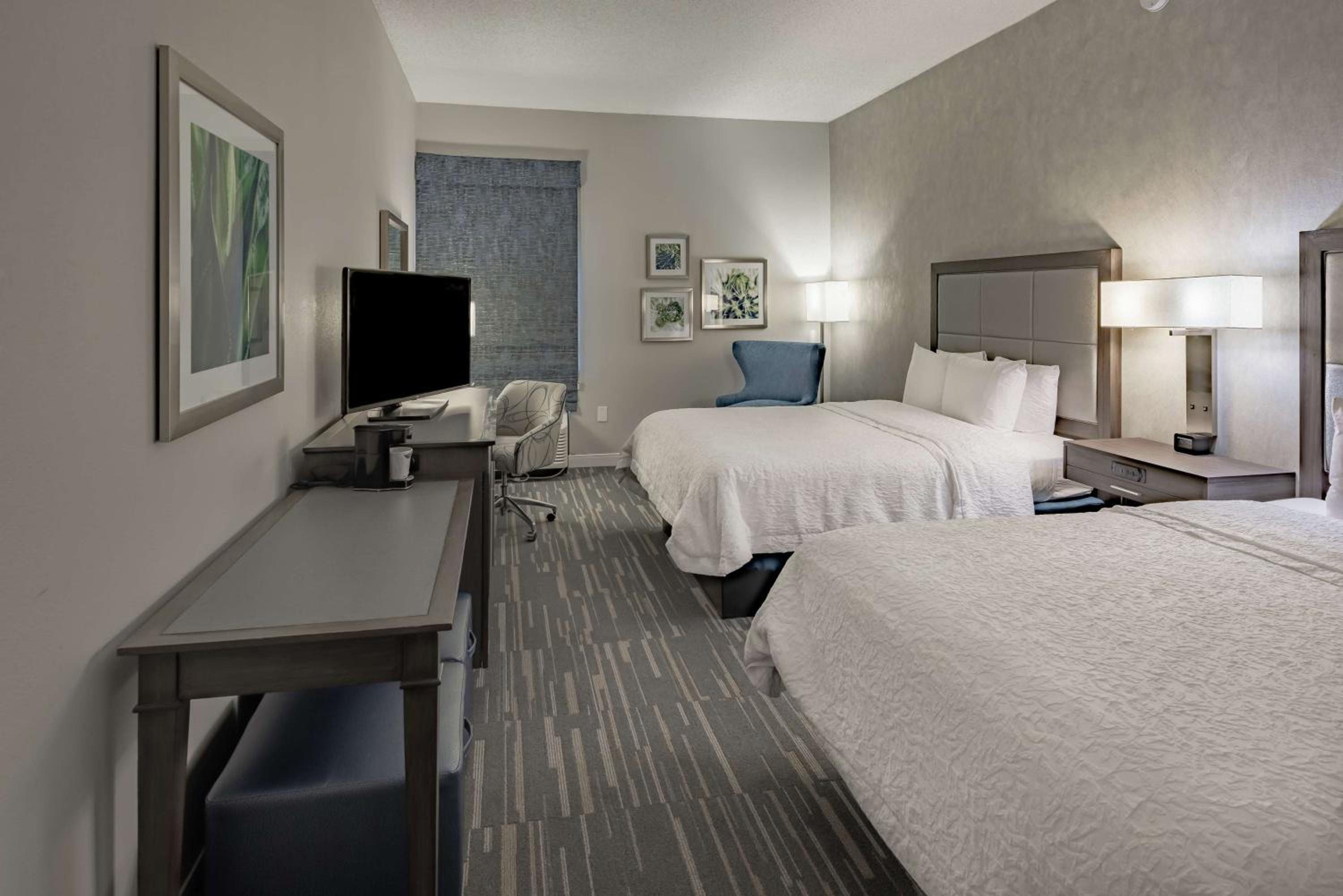 Room with Two Queen Beds - Non-Smoking - Photo 6