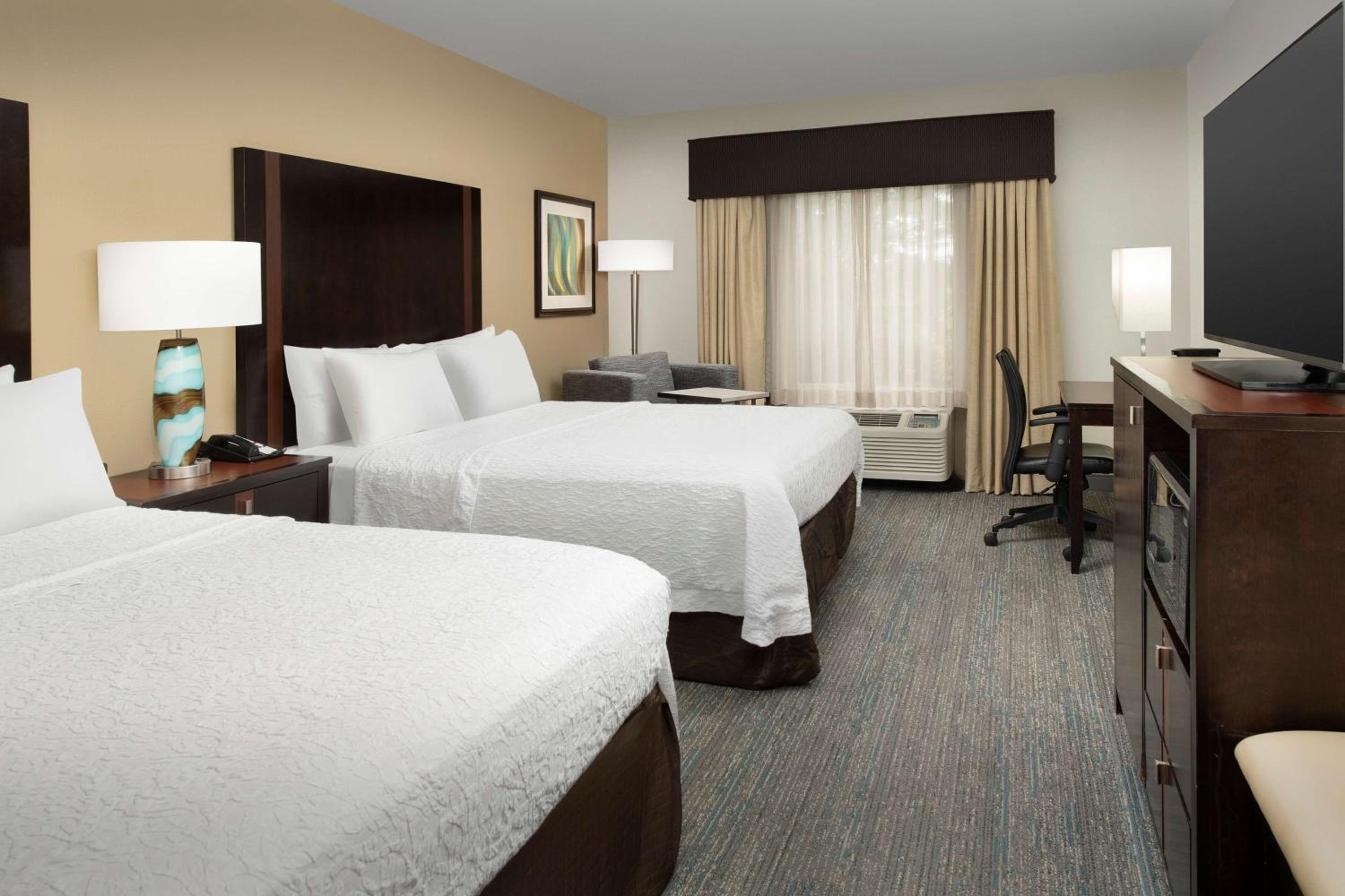Room with Two Queen Beds - Non-Smoking - Photo 3