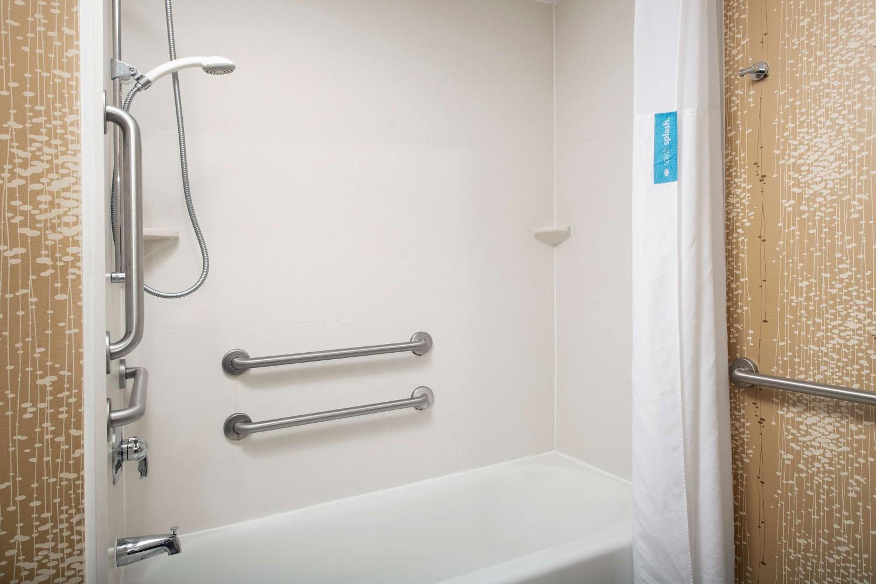 Queen Room with Two Queen Beds - Mobility Access/Non-Smoking - Photo 3