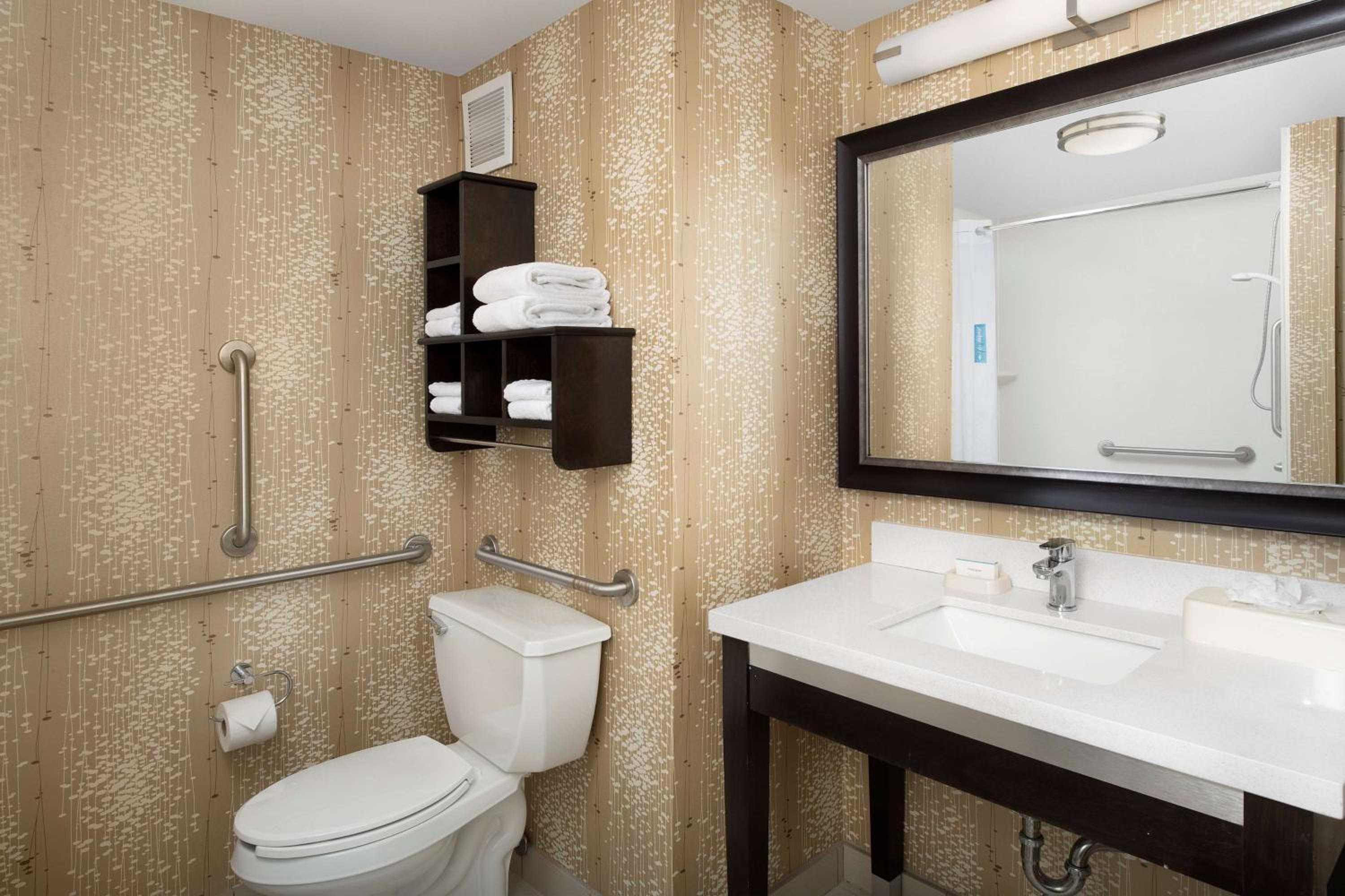 Queen Room with Two Queen Beds - Hearing Access/Non-Smoking - Photo 3