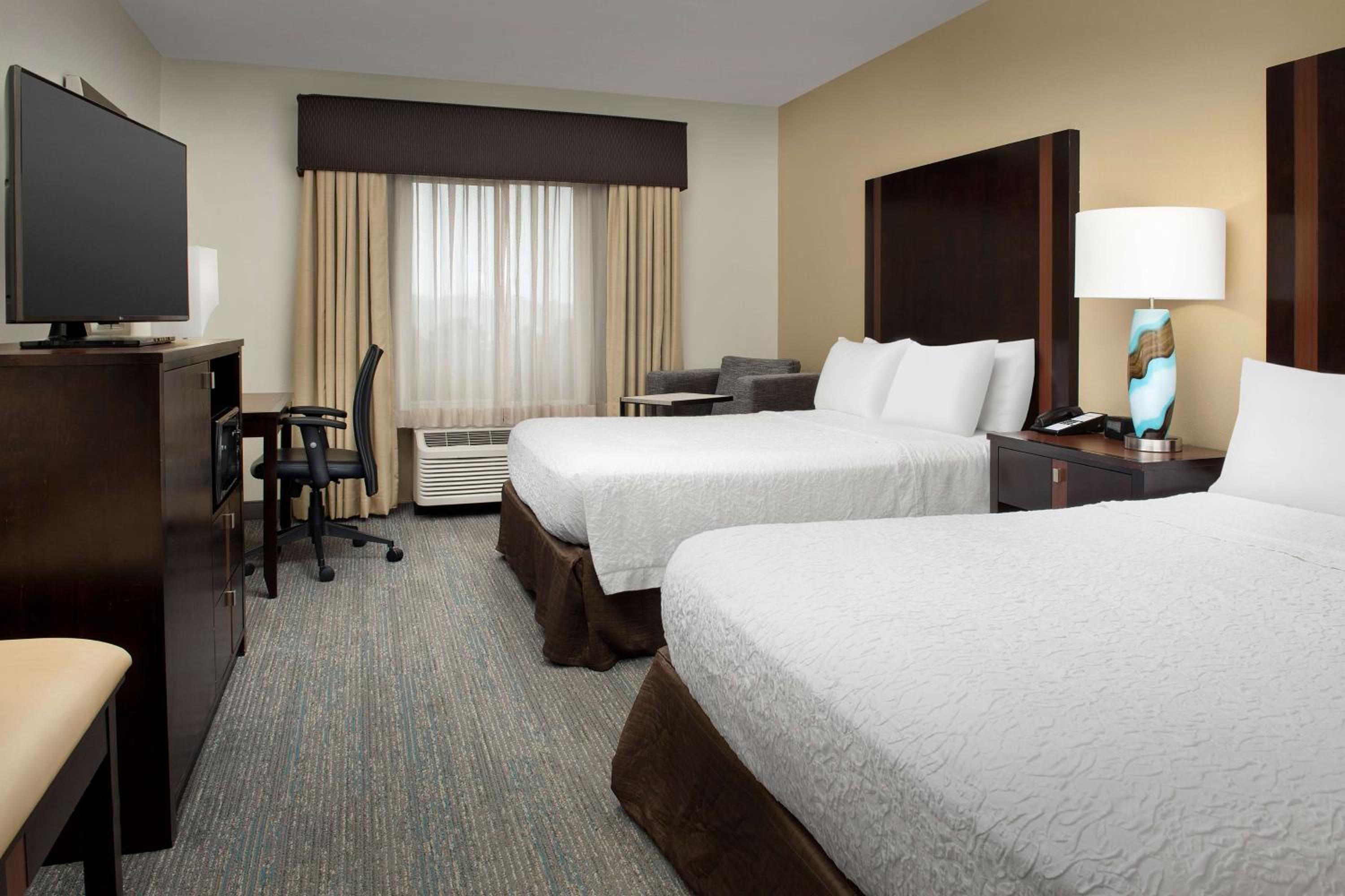 Queen Room with Two Queen Beds - Mobility Access/Non-Smoking - Photo 2