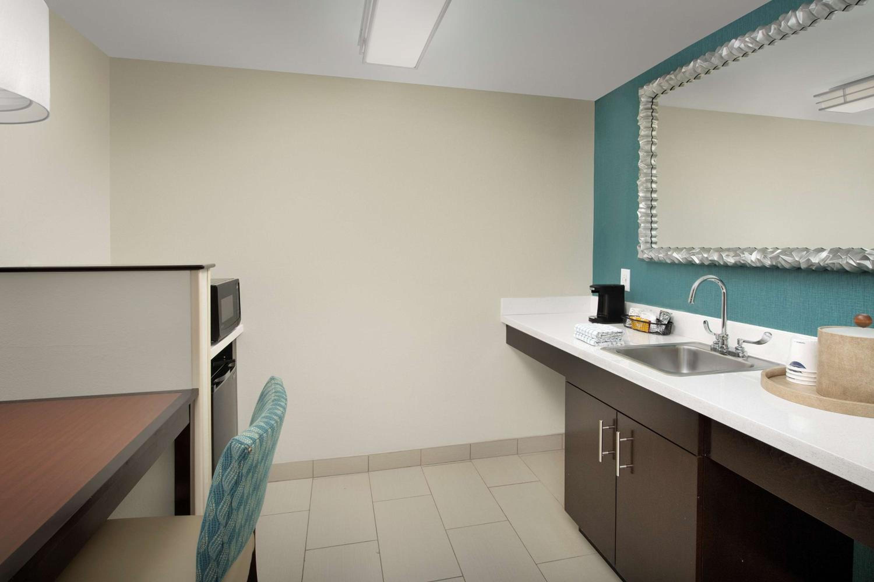 King Suite - Non-Smoking - Photo 4