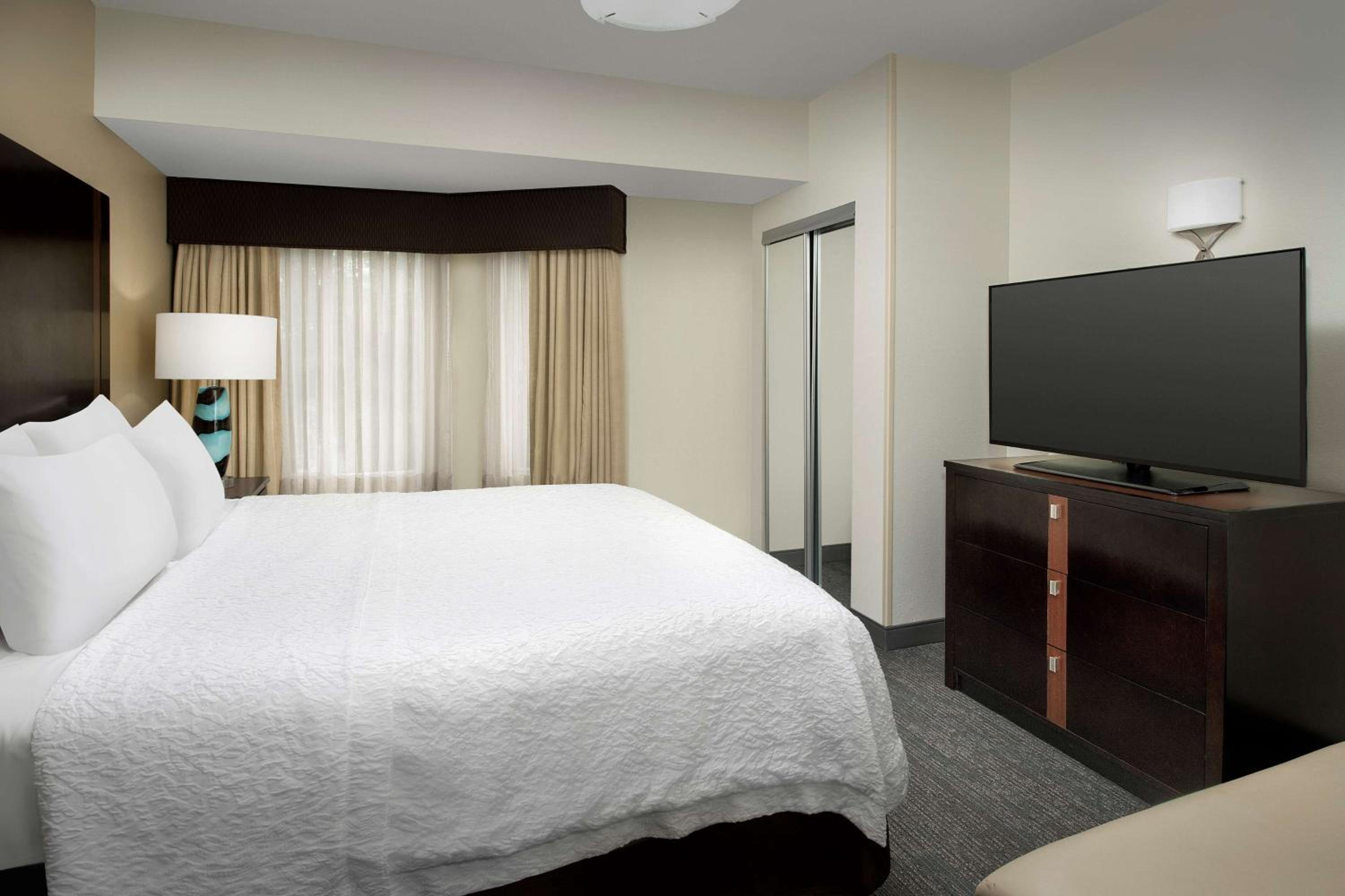 King Suite - Non-Smoking - Photo 2