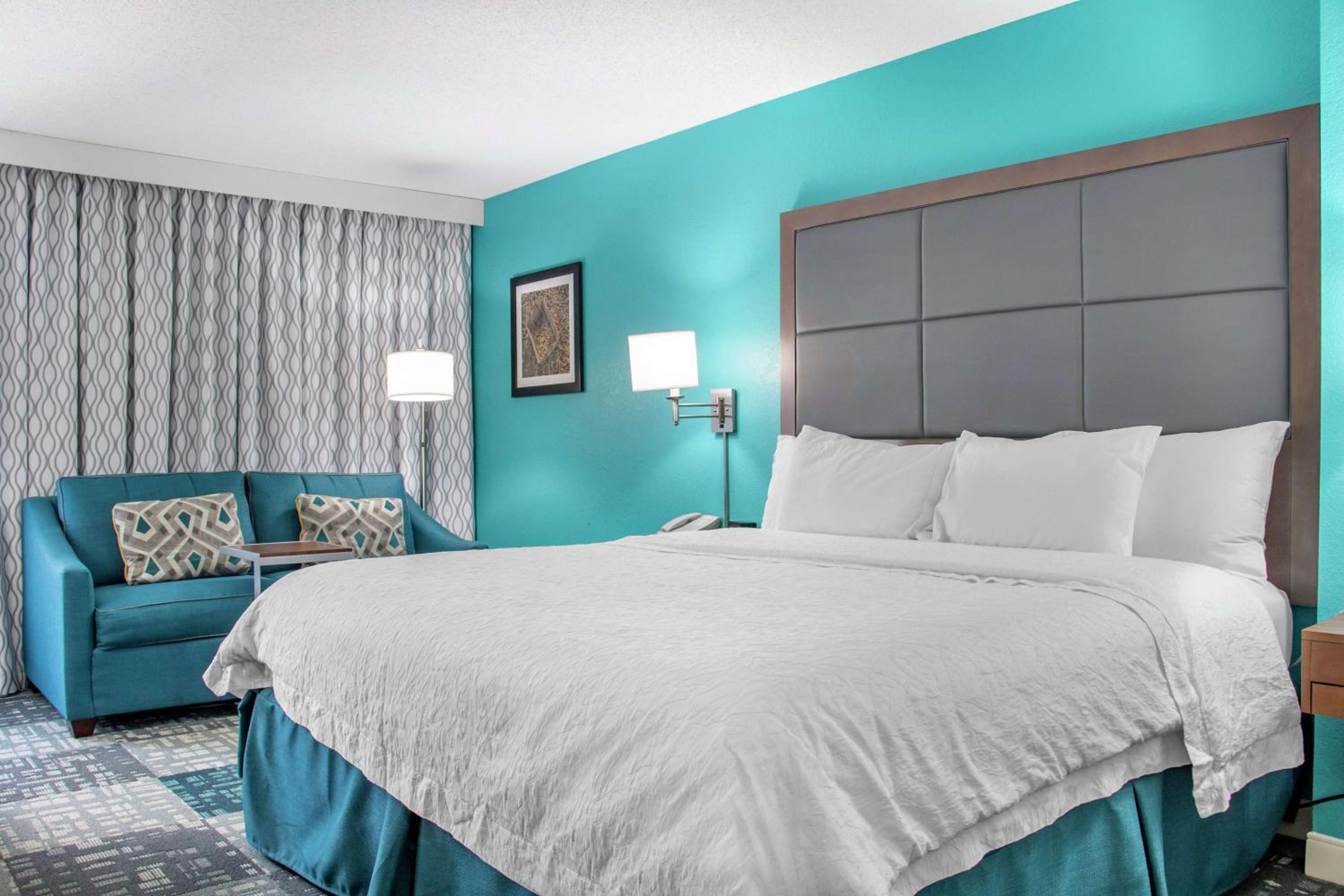 King Room with King Bed - Non-Smoking photo 3