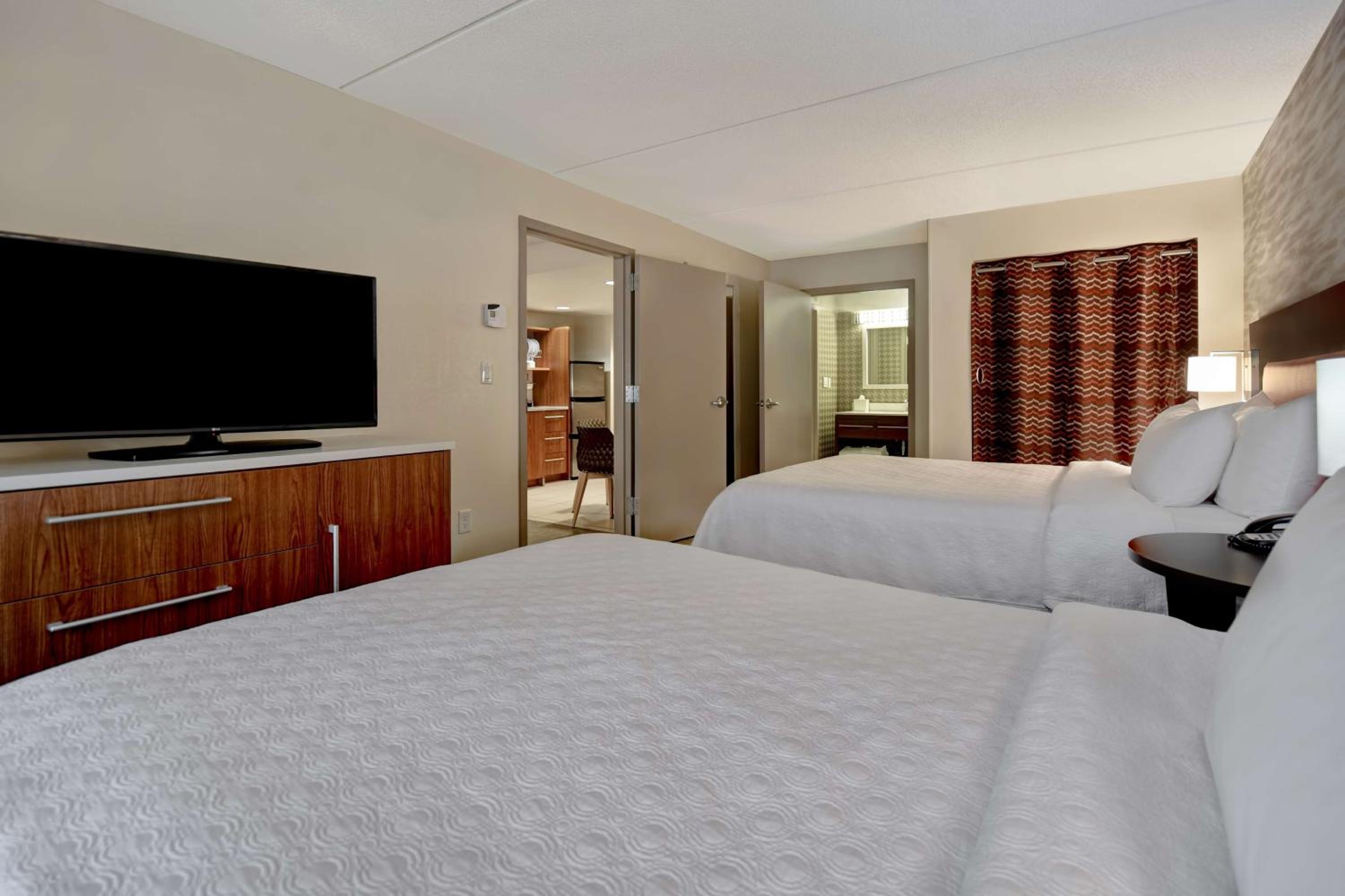 One-Bedroom Queen Suite with Two Queen Beds - Non-Smoking - Photo 6