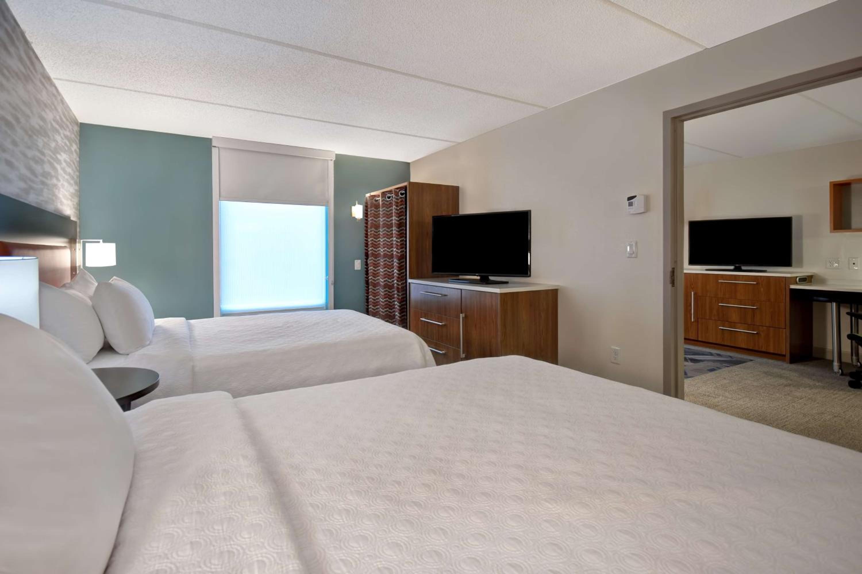 One-Bedroom Queen Suite with Two Queen Beds - Non-Smoking - Photo 2
