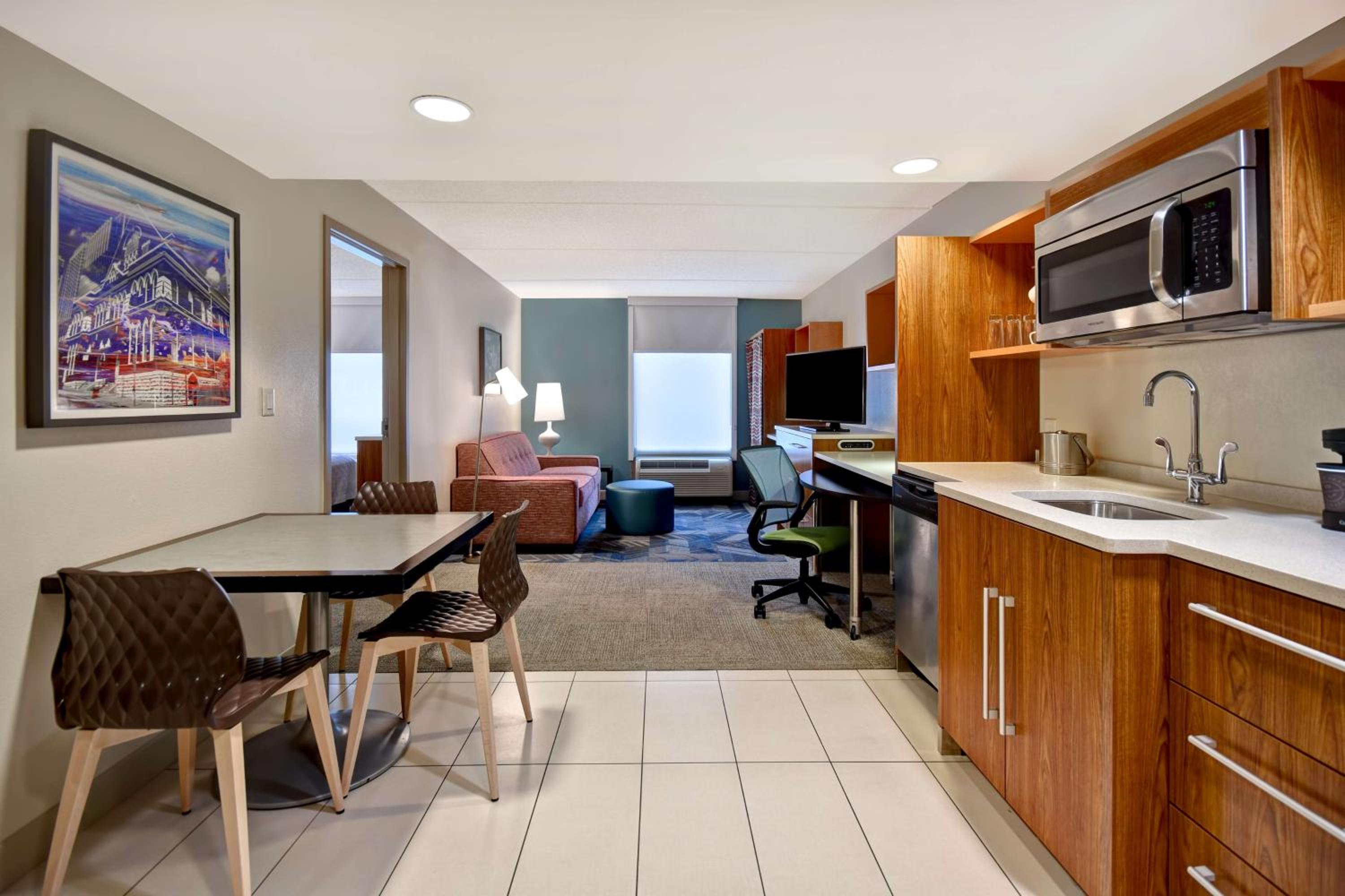 One-Bedroom Queen Suite with Two Queen Beds - Non-Smoking - Photo 5