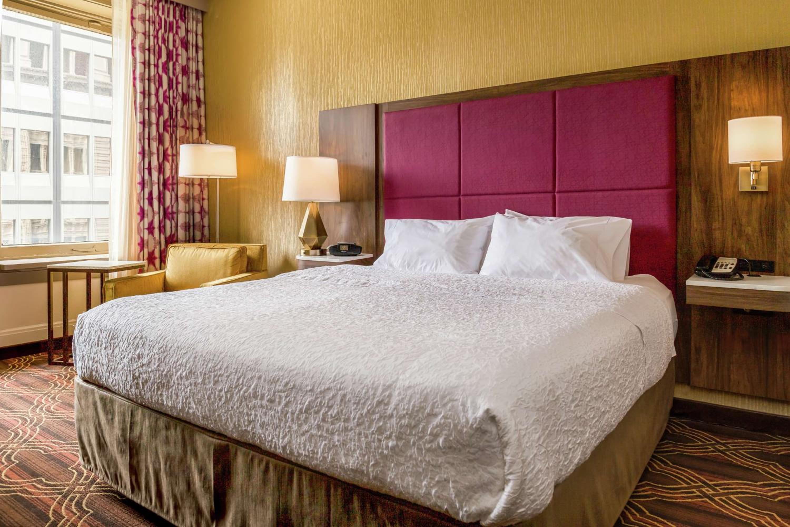 King Room with King Bed - Non-Smoking - Photo 4