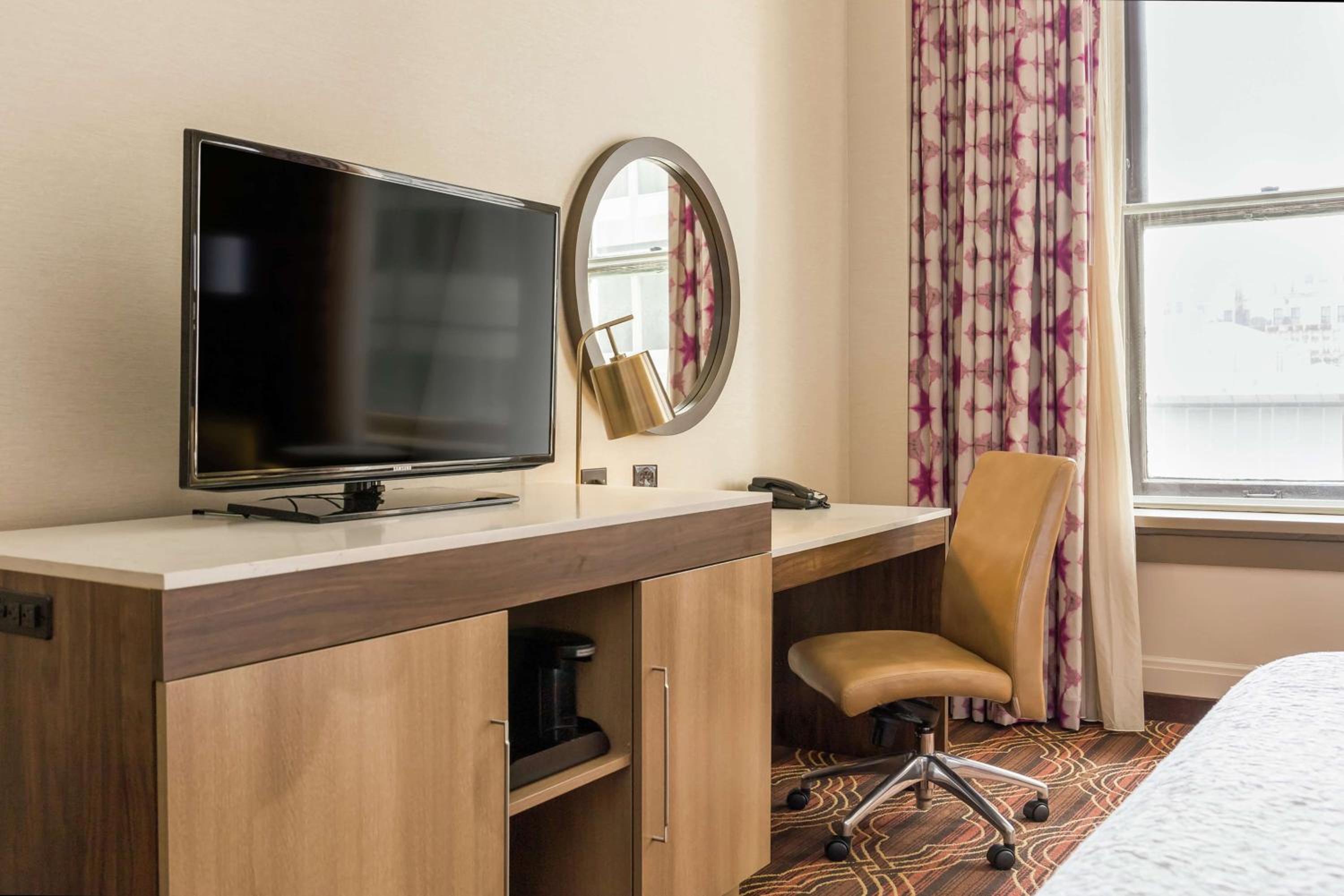 King Room - Hearing Access/Non-Smoking - Photo 4