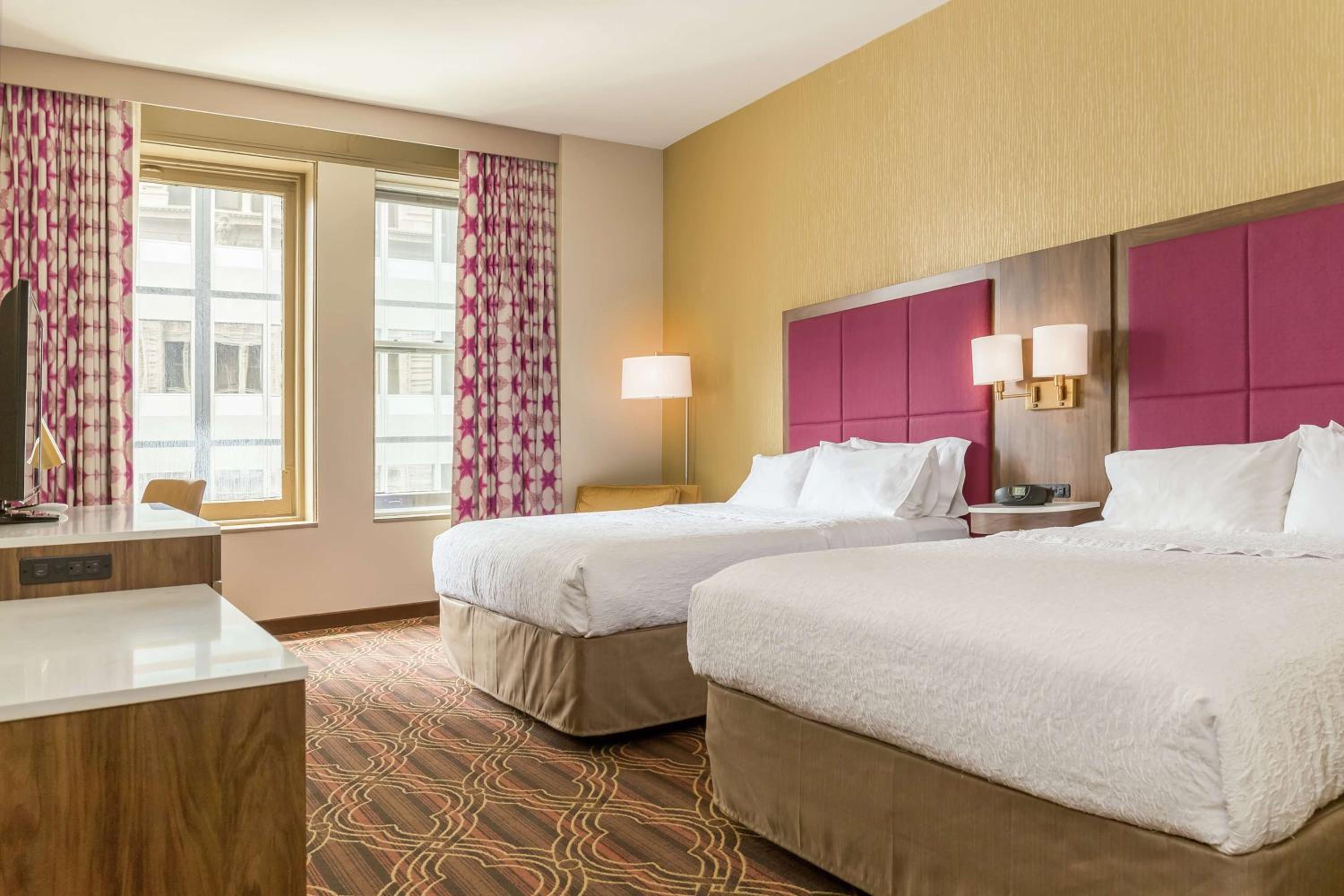 Room with Two Queen Beds - Non-Smoking - Photo 4