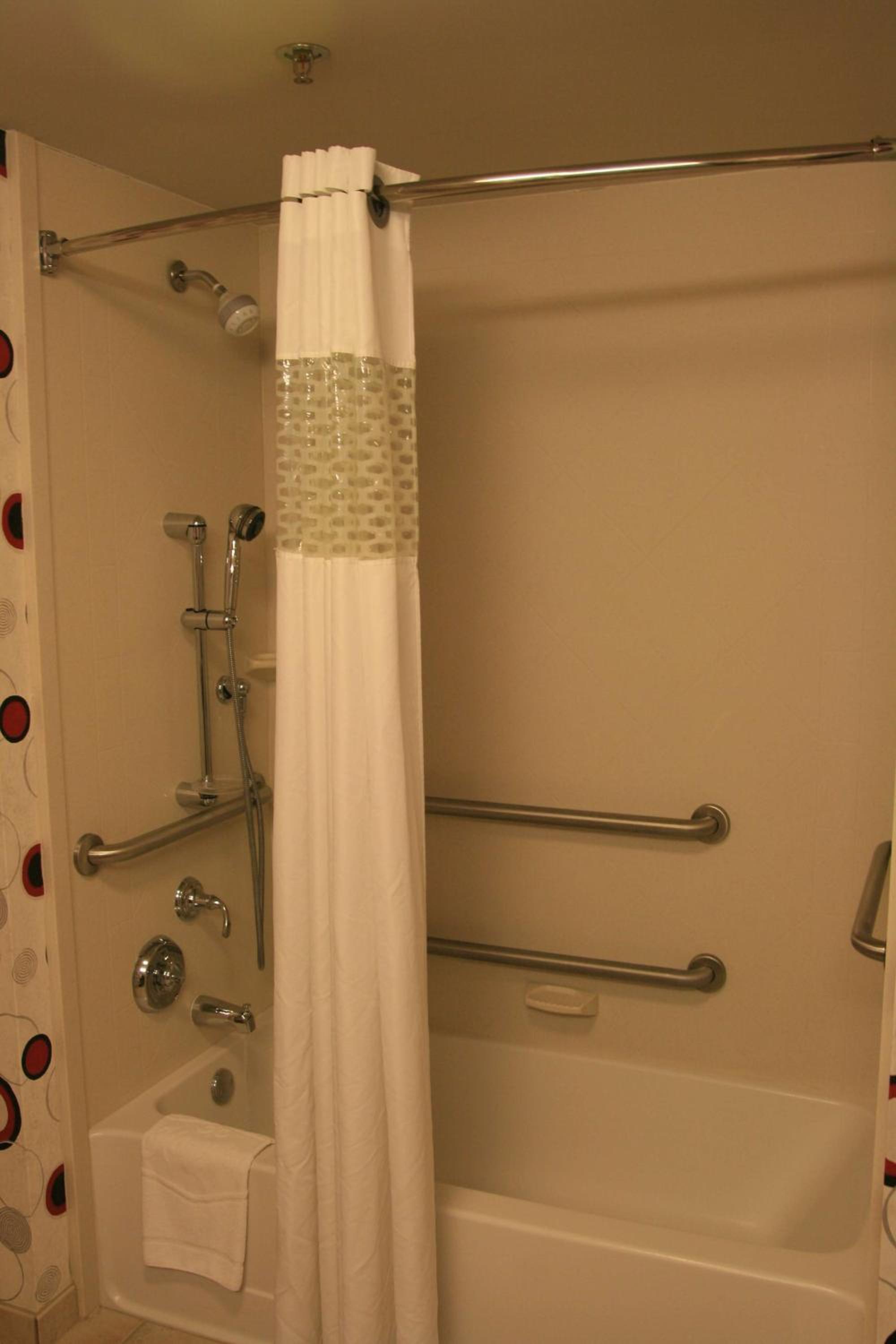 Queen Room with Two Queen Beds - Mobility and Hearing Access/Non-Smoking - Photo 4
