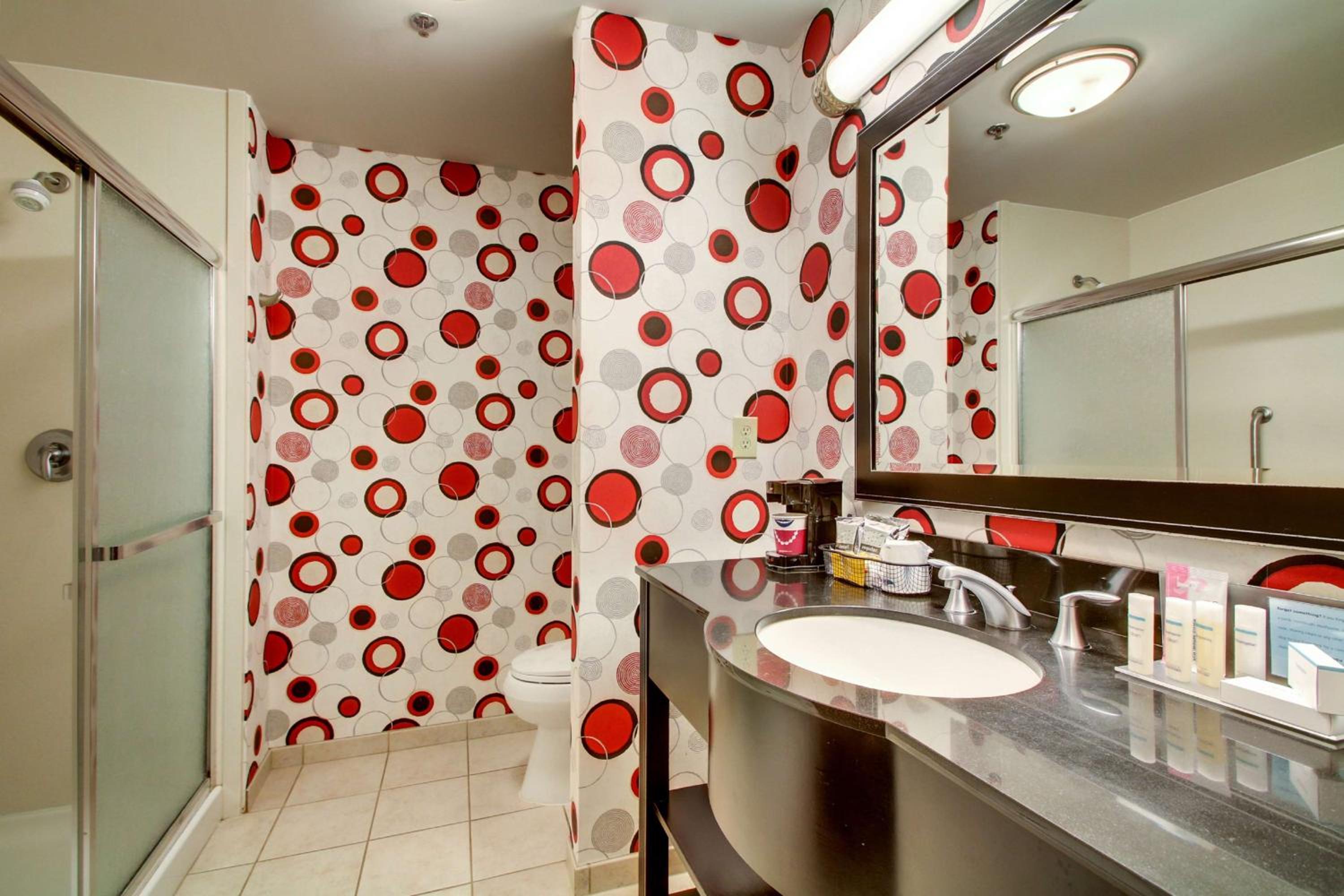 Queen Room - Non-Smoking - Photo 4