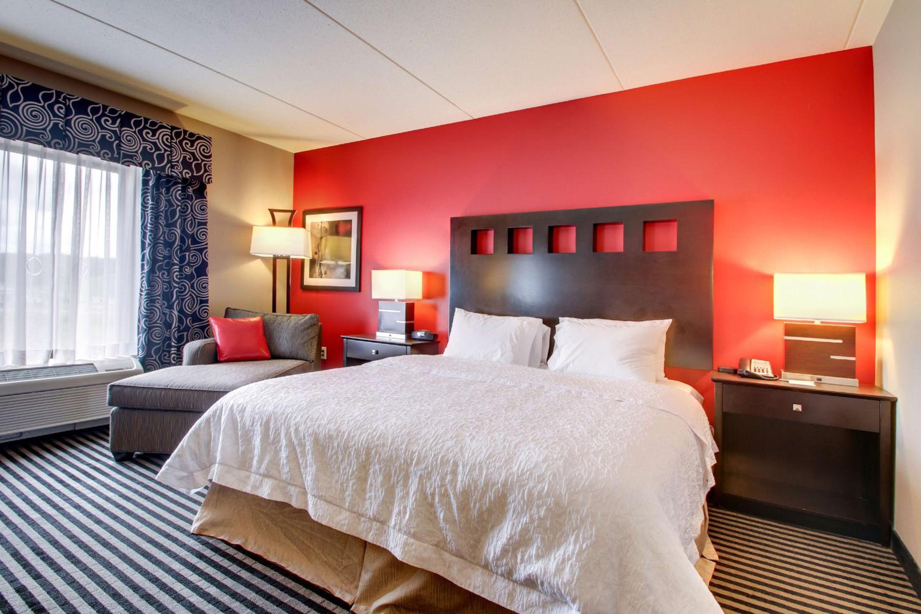 King Room With Accessible Tub - Mobility And Hearing Access/Non-Smoking