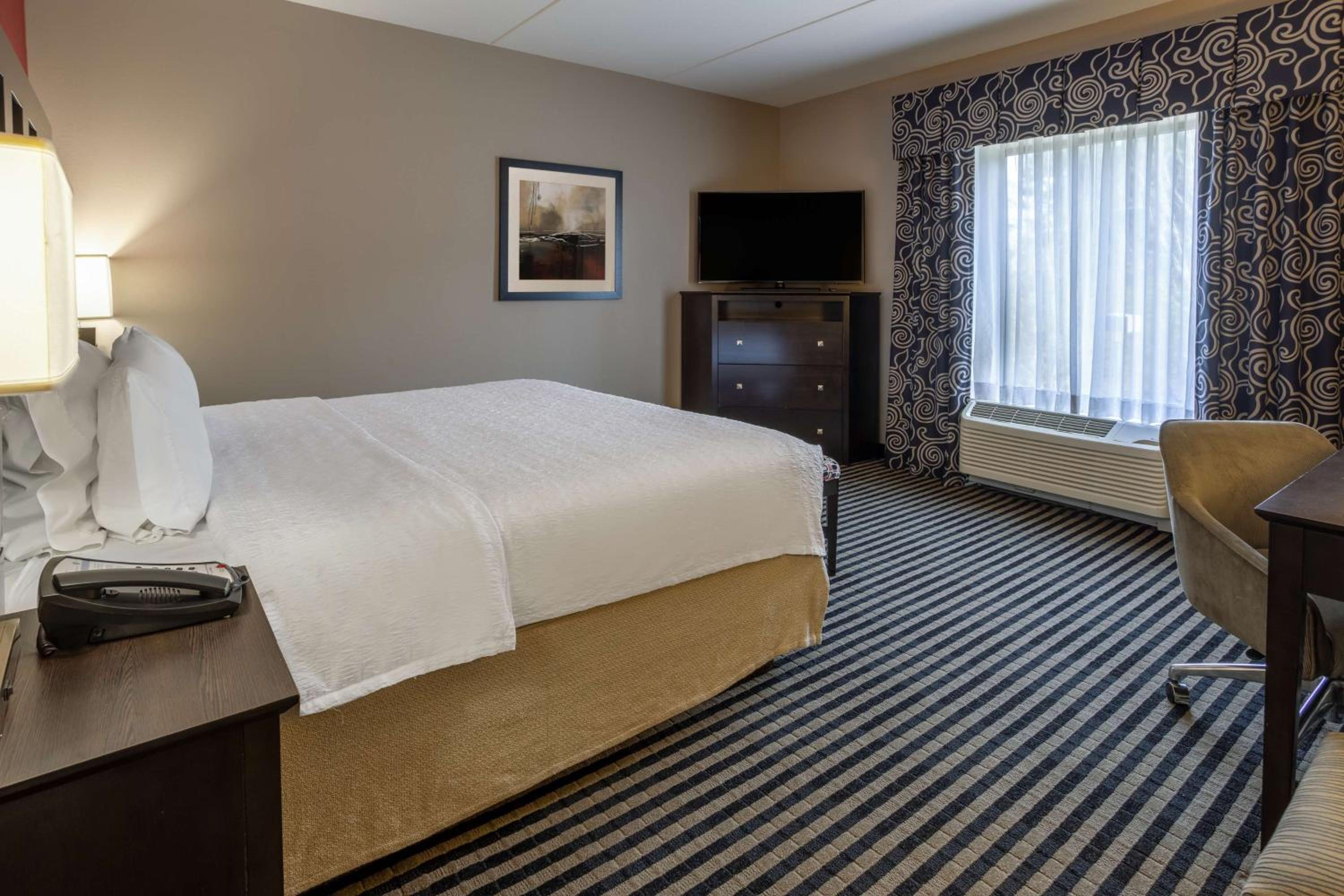 King Room - Non-Smoking - Photo 8