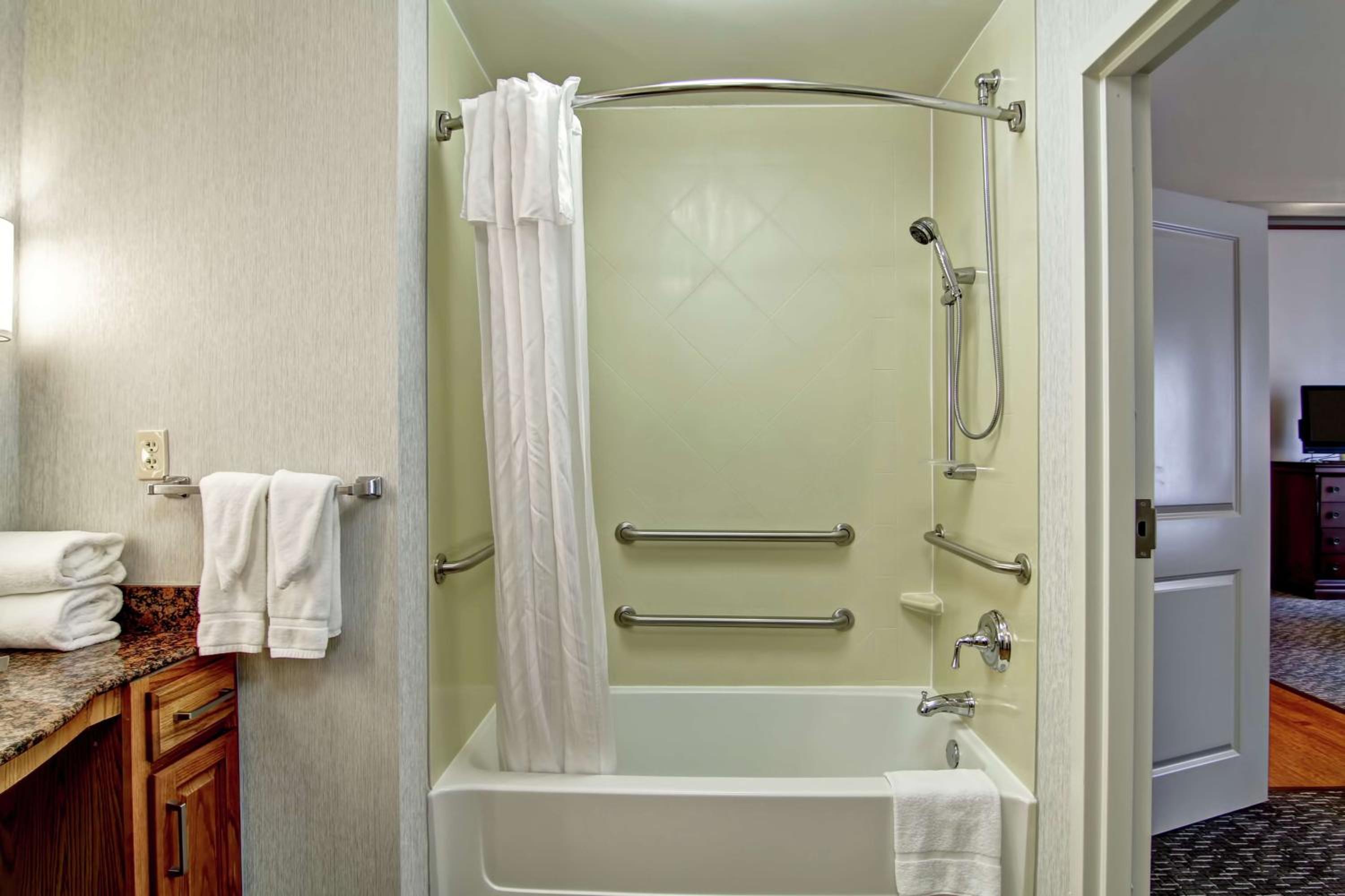 Suite with Two Queen Beds and Tub - Mobility and Hearing Access/Non-Smoking - Photo 5