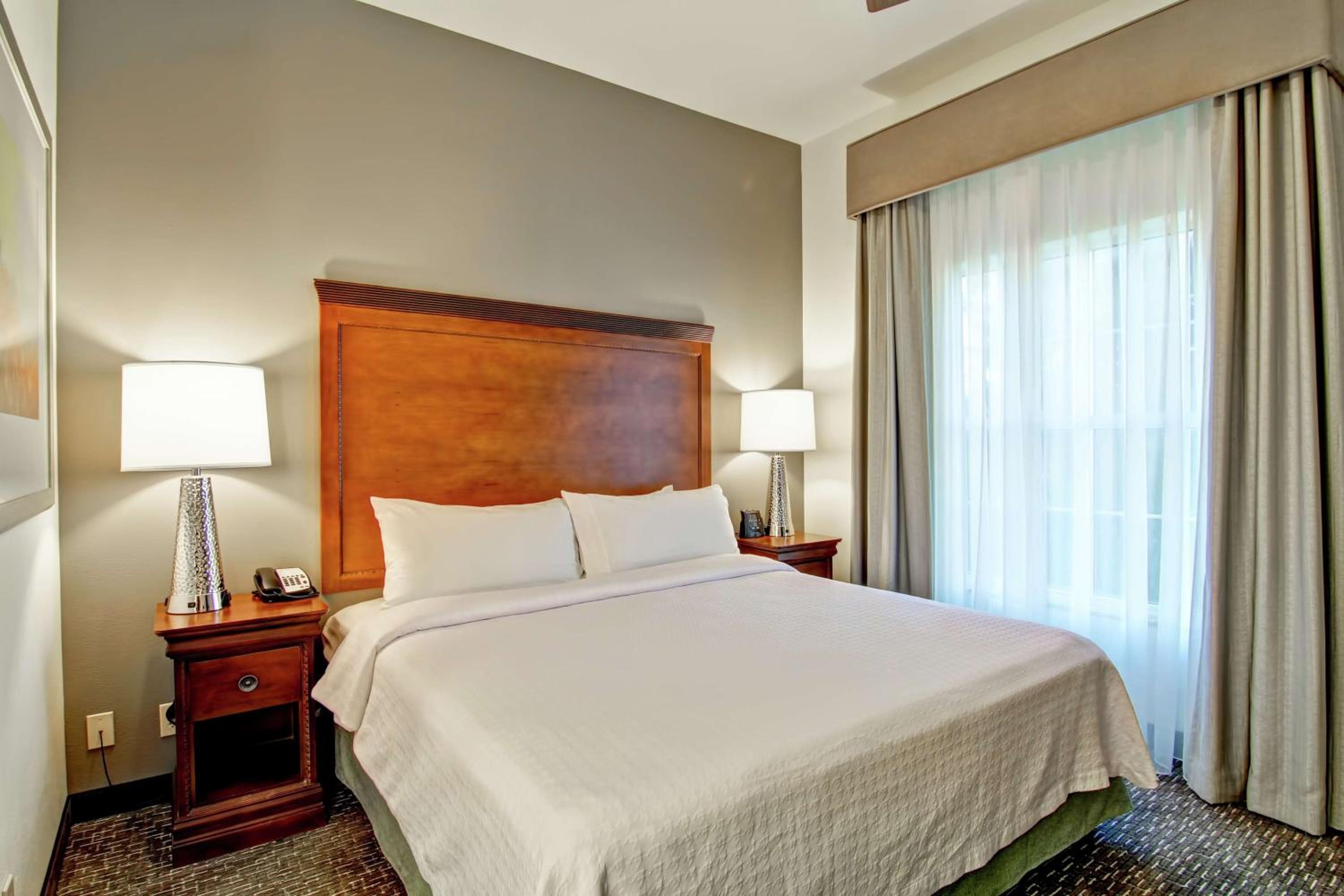 King Suite - Hearing Access/Non-Smoking - Photo 3