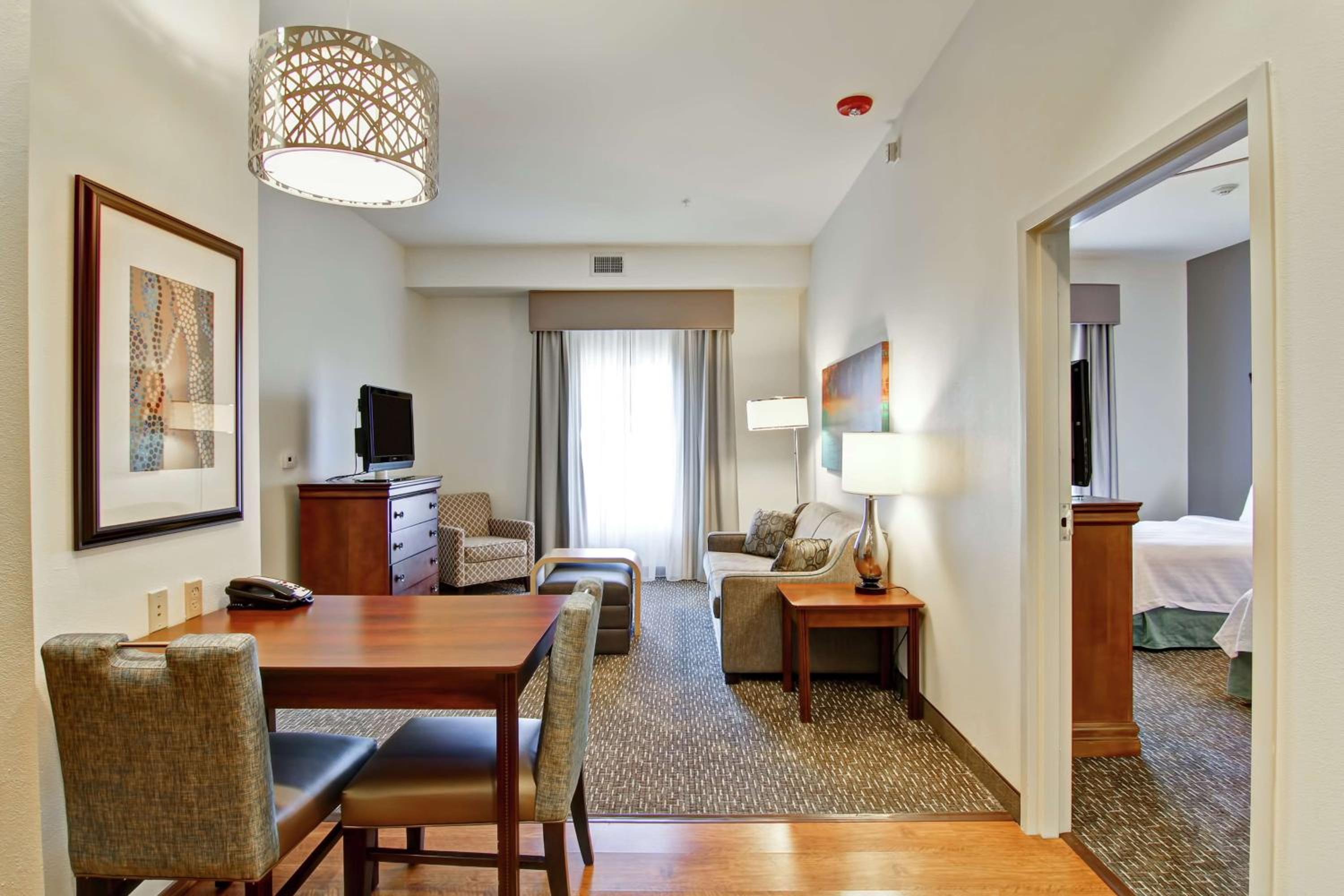 One-Bedroom Queen Suite with Two Queen Beds - Non-Smoking - Photo 4