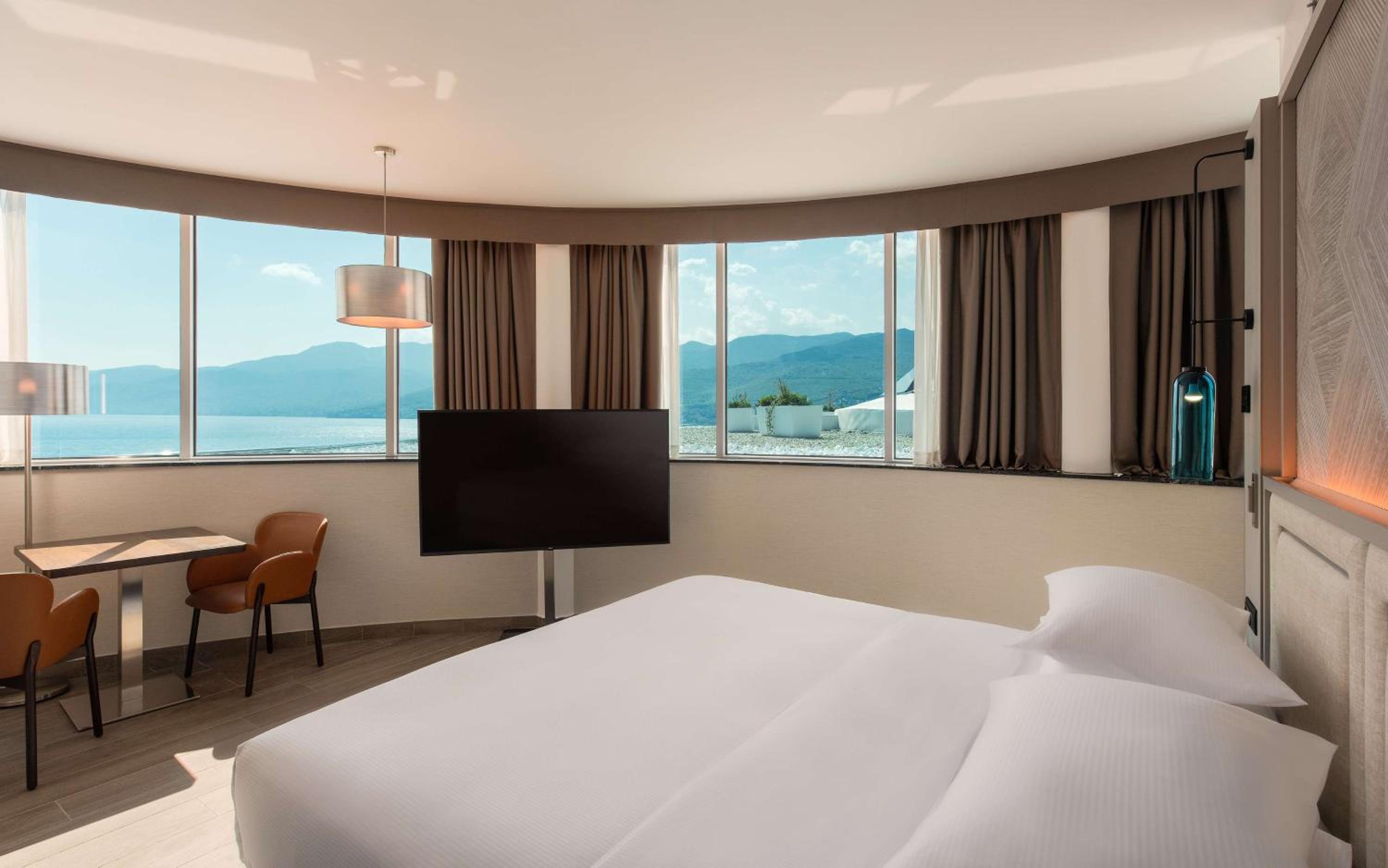 Superior King Room with Sea View - Photo 2