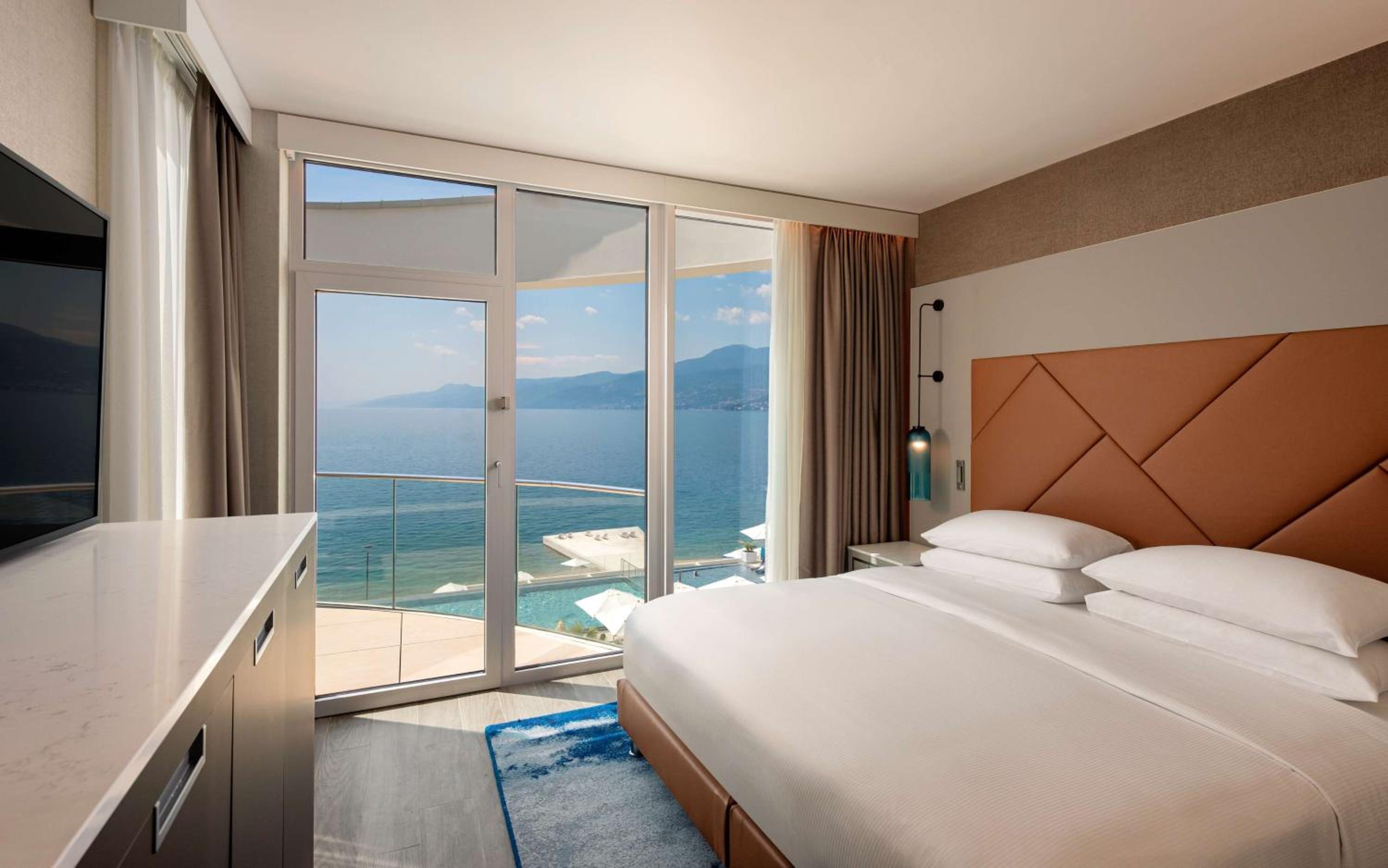 Three-Bedroom Villa Apartment with Sea View - Photo 6