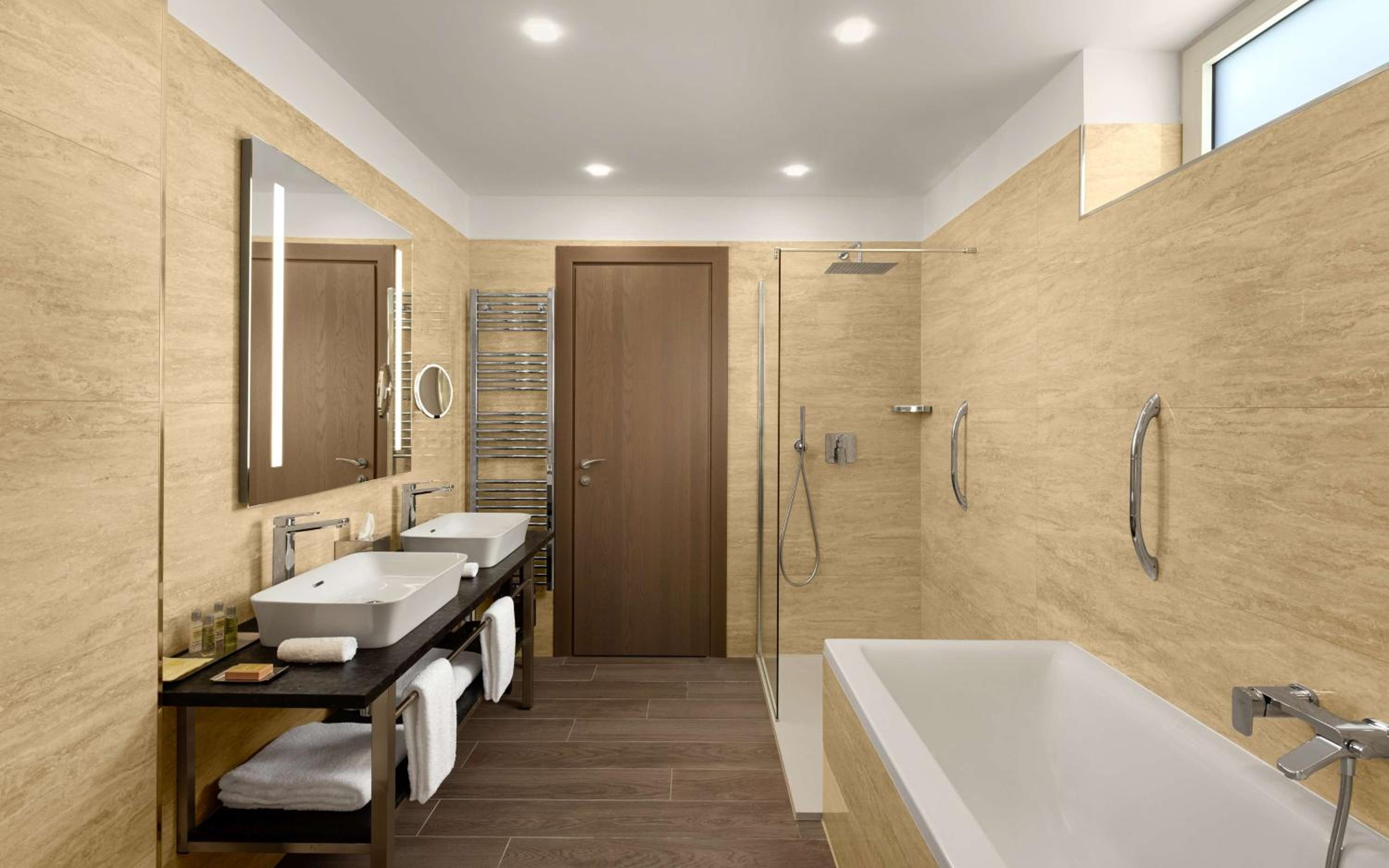 Three-Bedroom Villa Apartment with Sea View - Photo 10
