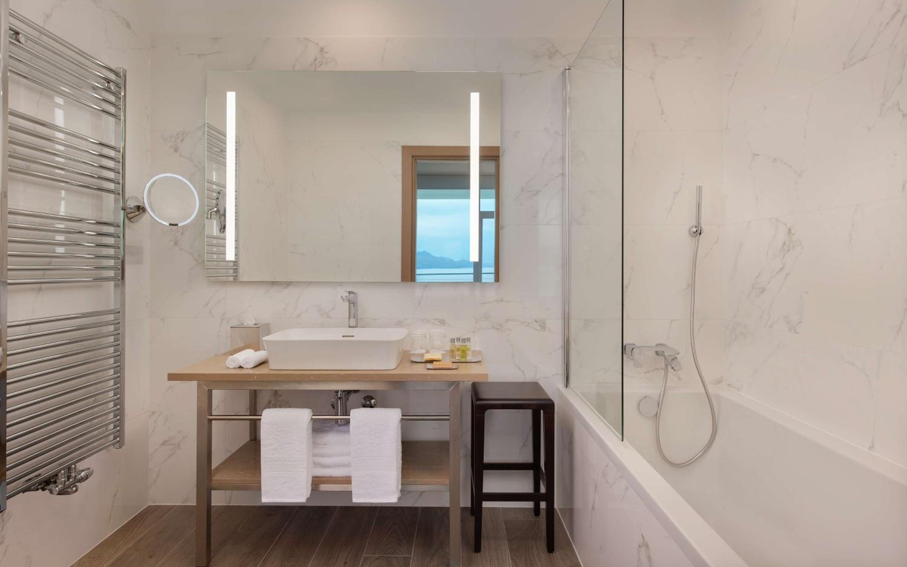 King Deluxe One-Bedroom Villa Suite Sea View - Photo 6