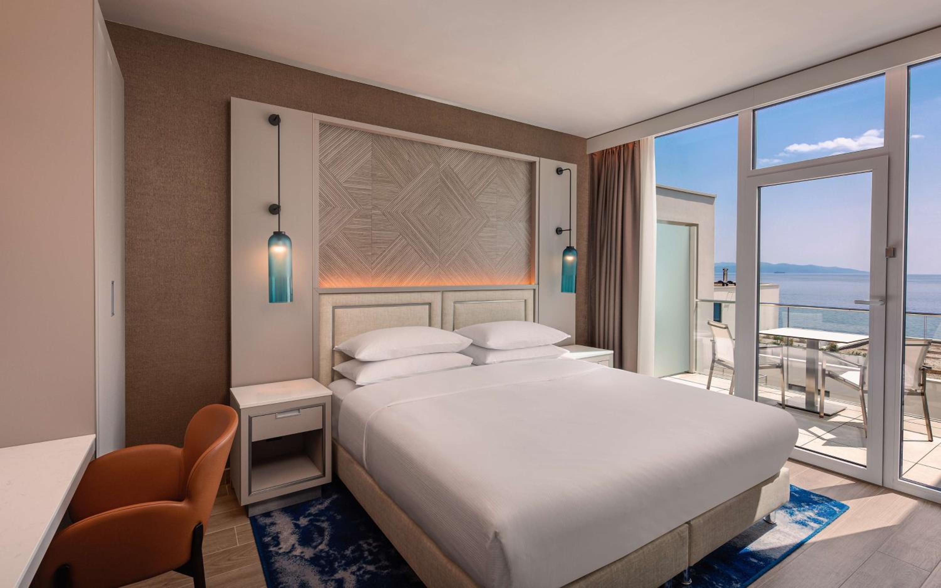 King Deluxe One-Bedroom Villa Suite Sea View - Photo 2