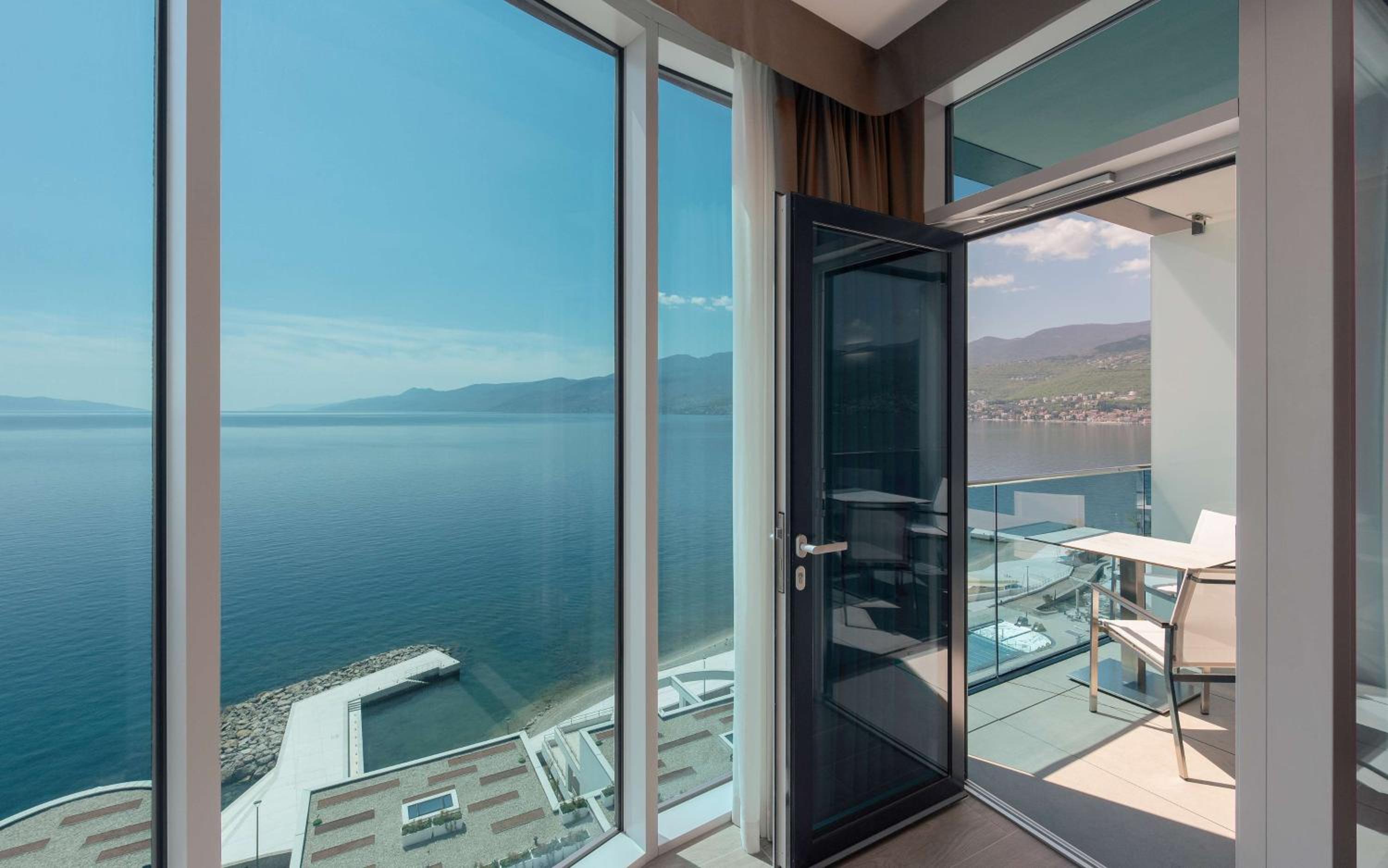 Panorama Suite with Balcony and Sea View - Photo 3