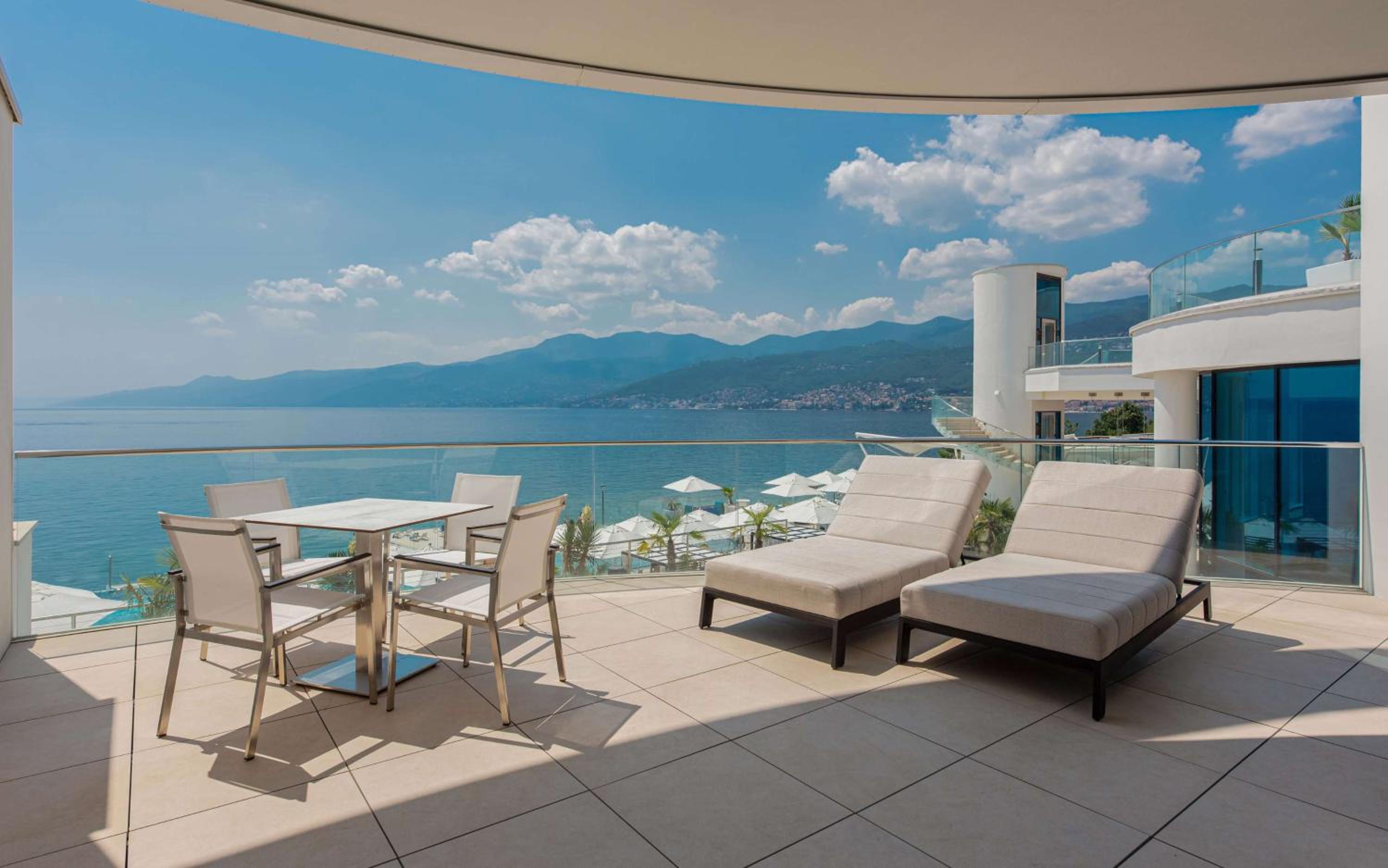 Three-Bedroom Villa Apartment with Sea View - Photo 8