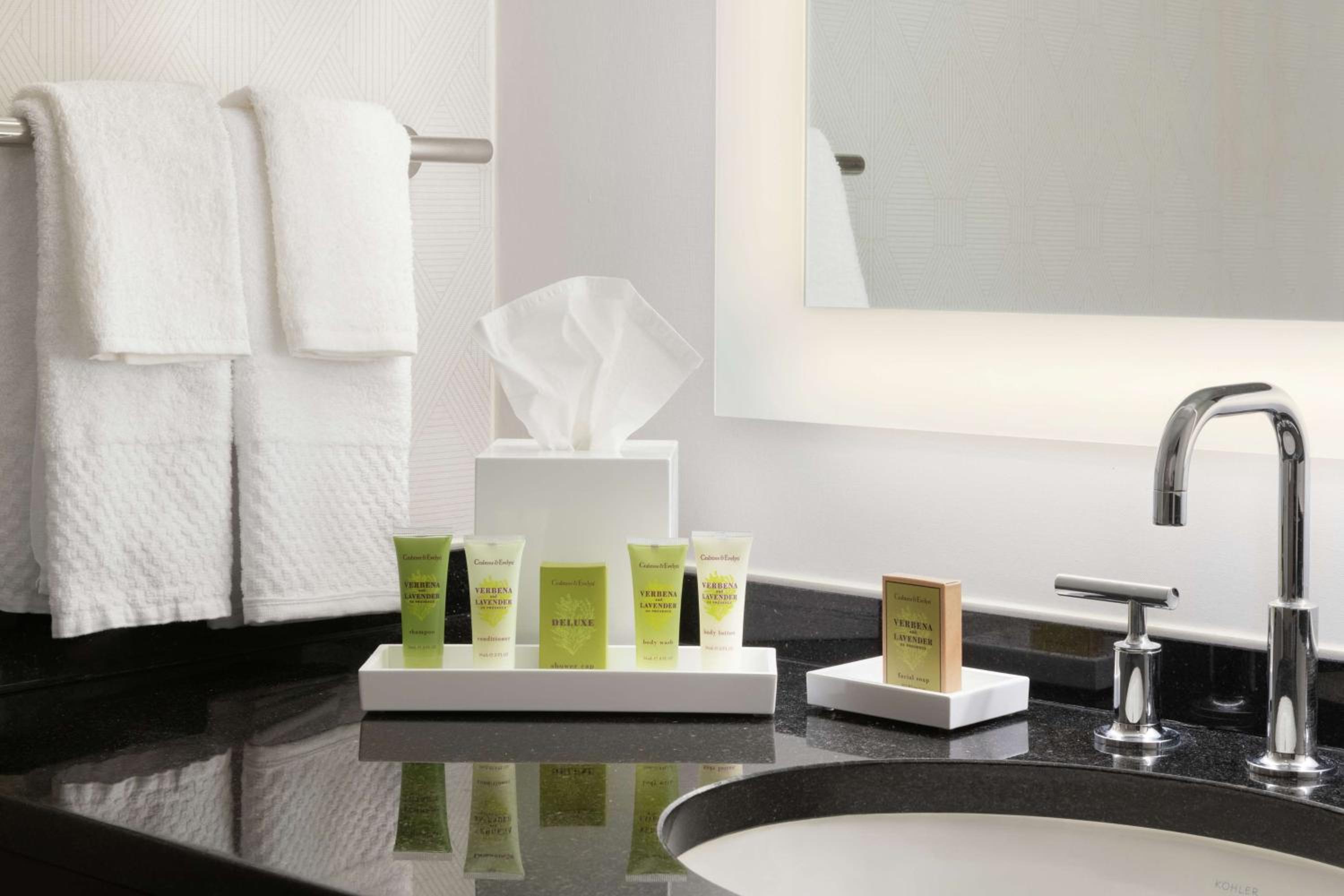 King Room with Bath Tub - Mobility Access - Photo 3