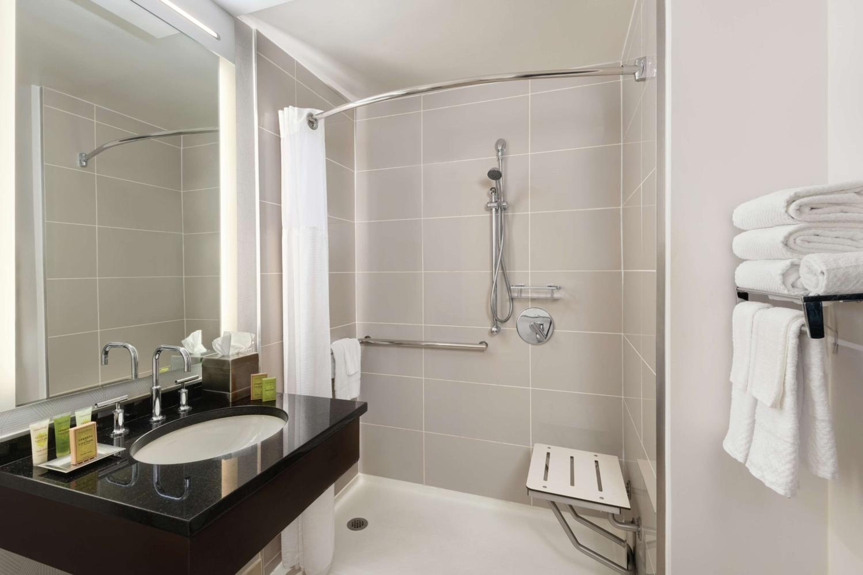 Double Room with Two Double Beds and Roll-in Shower - Mobility Access - Photo 3