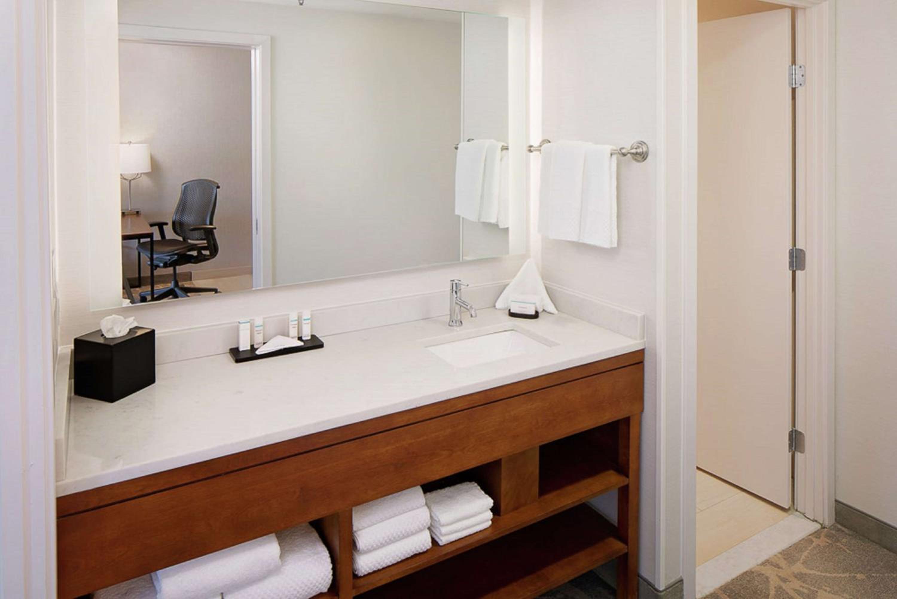 Premium King Suite - Non-Smoking - Photo 4
