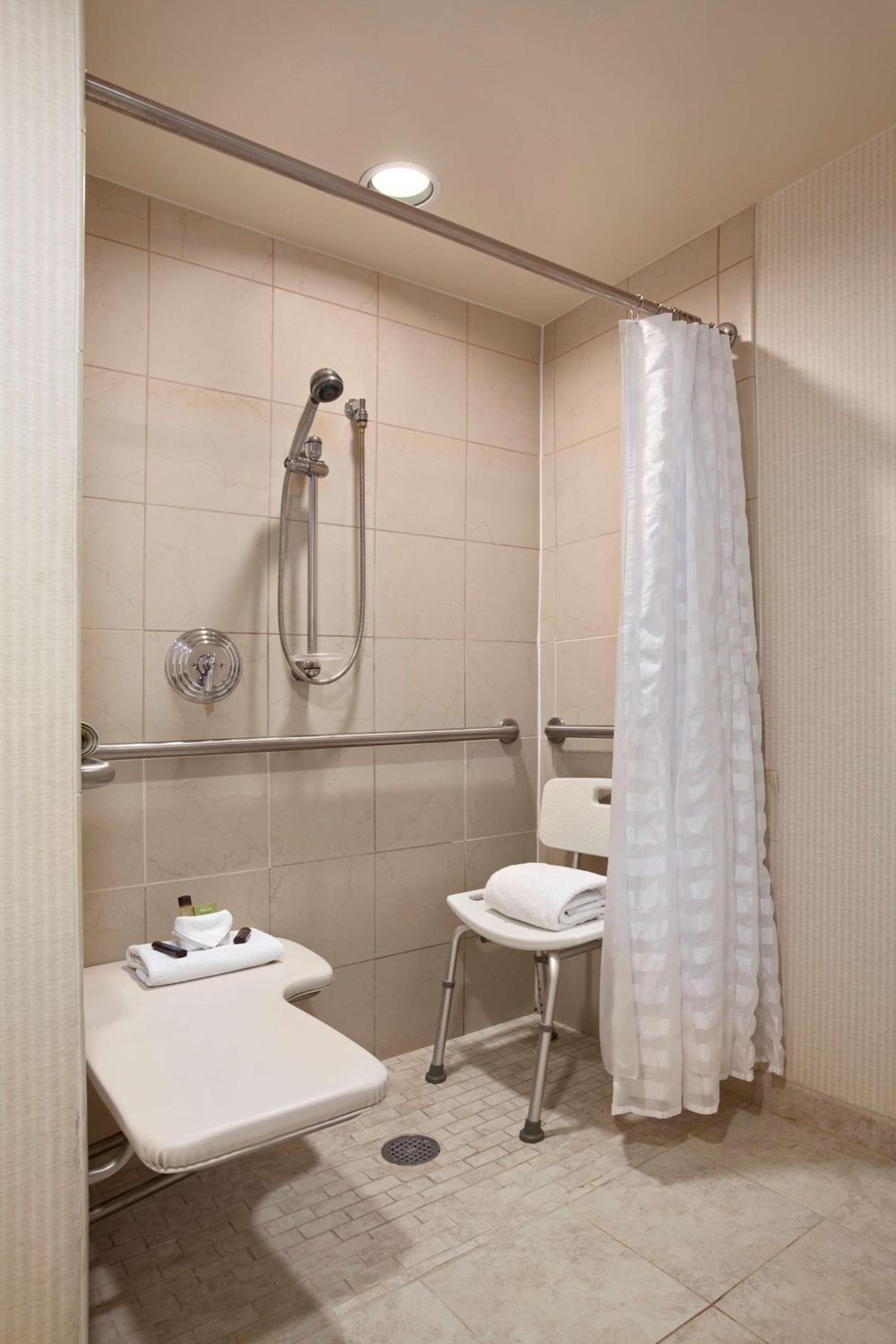 One-Bedroom Suite with Two Double Beds and Roll-in Shower - Mobility Access/Non-Smoking - Photo 4