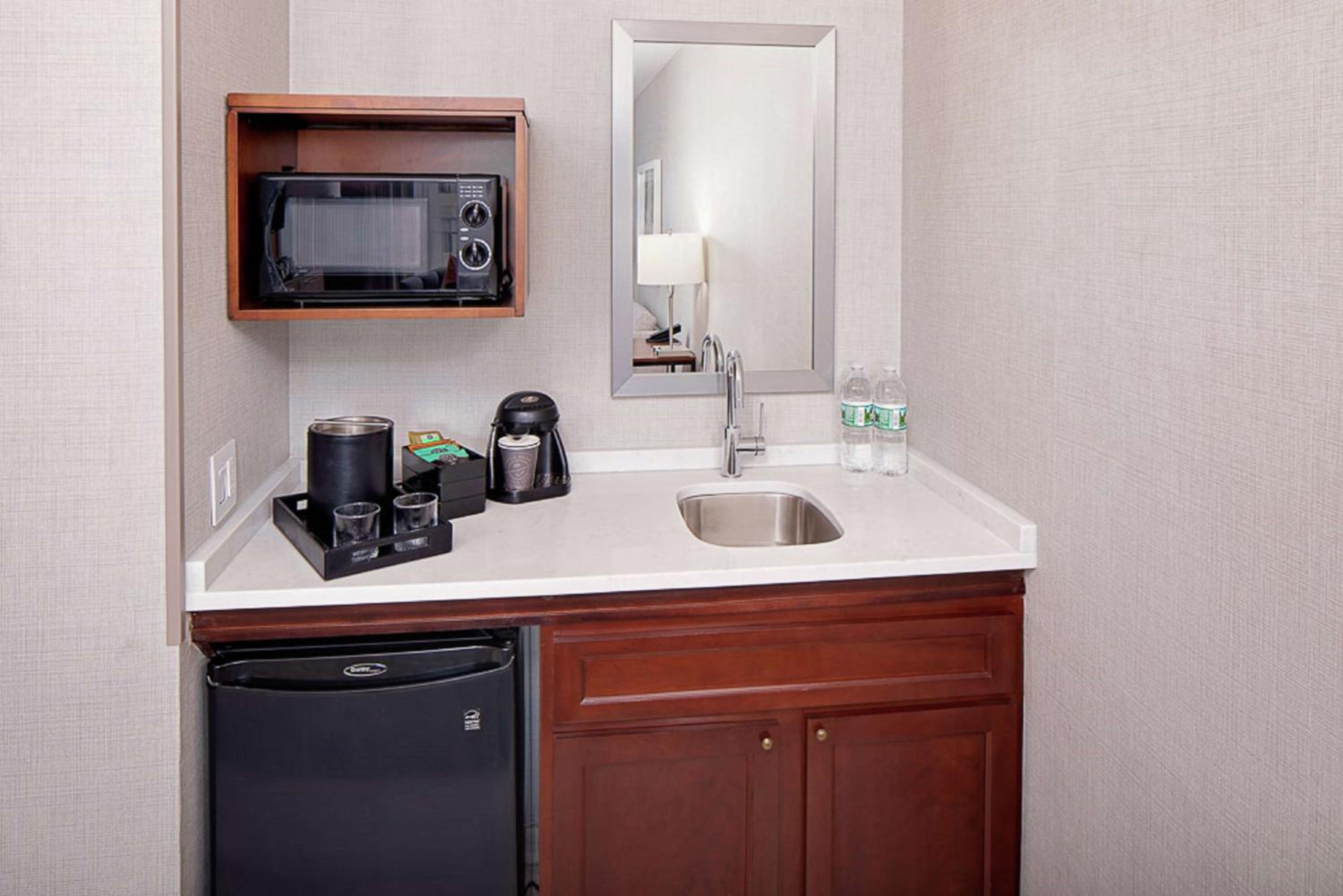 Premium King Suite - Non-Smoking - Photo 2