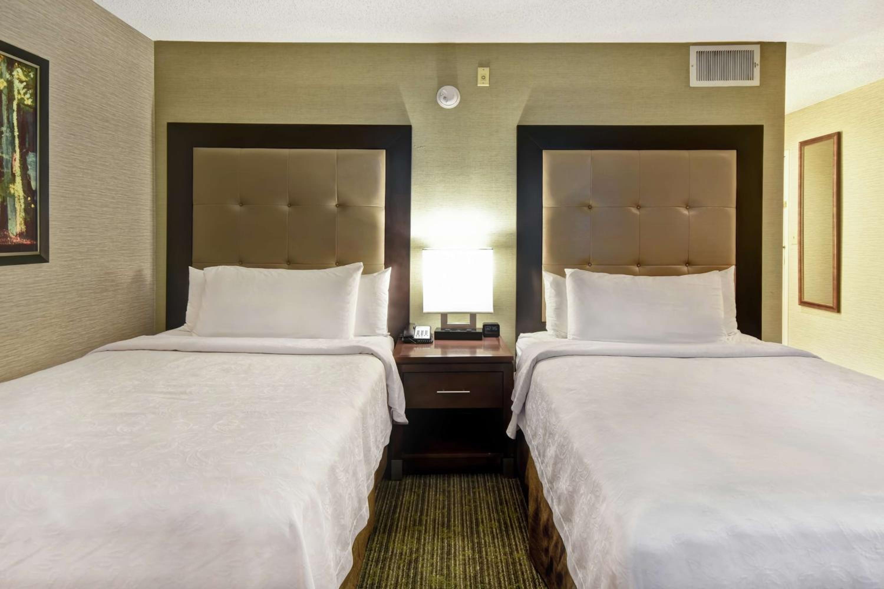 One-Bedroom Suite with Two Double Beds and Fireplace - Non-Smoking