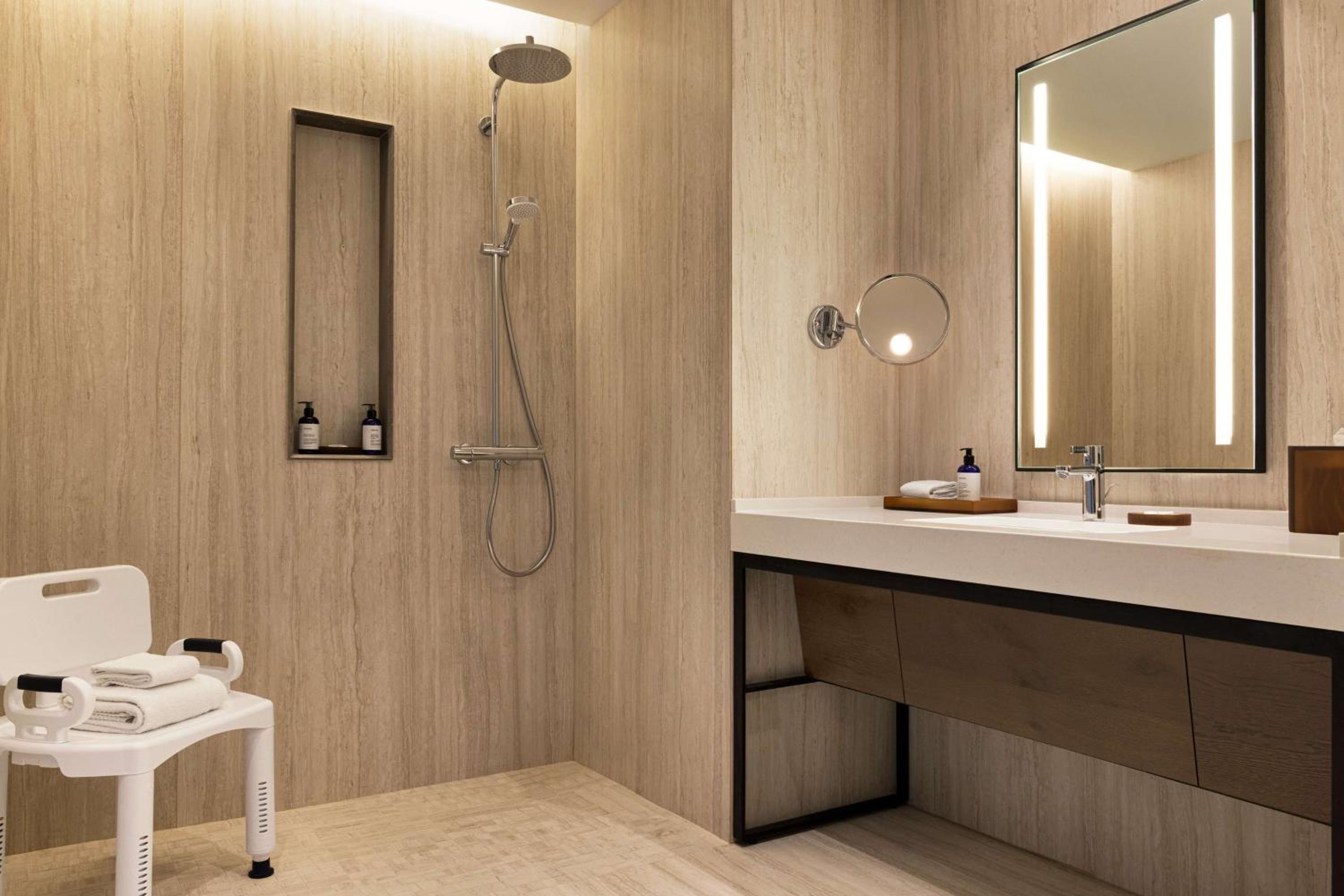 King Room with Roll-In Shower - Mobility Access