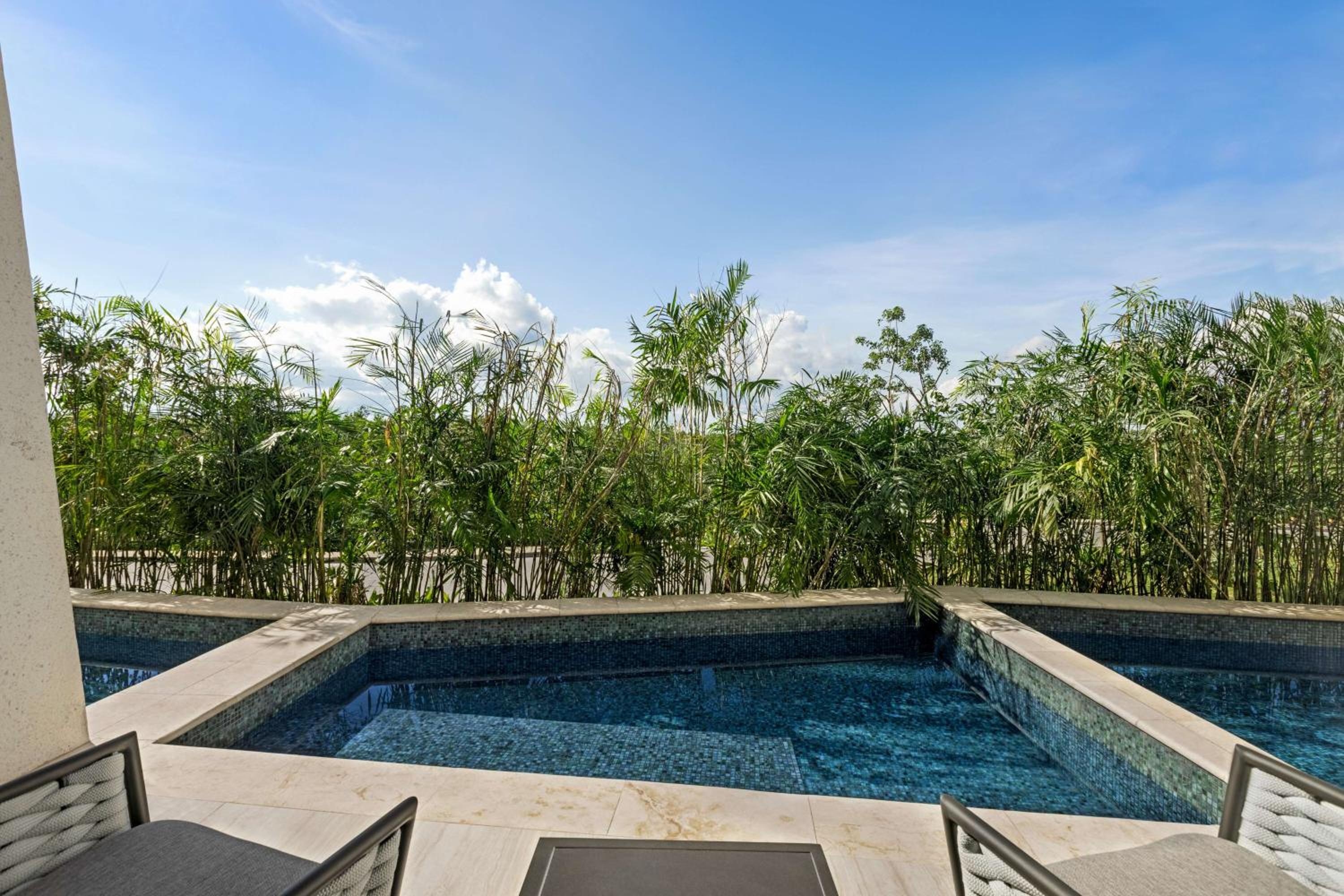 Queen Guest Room With Pool Access - Sunset View