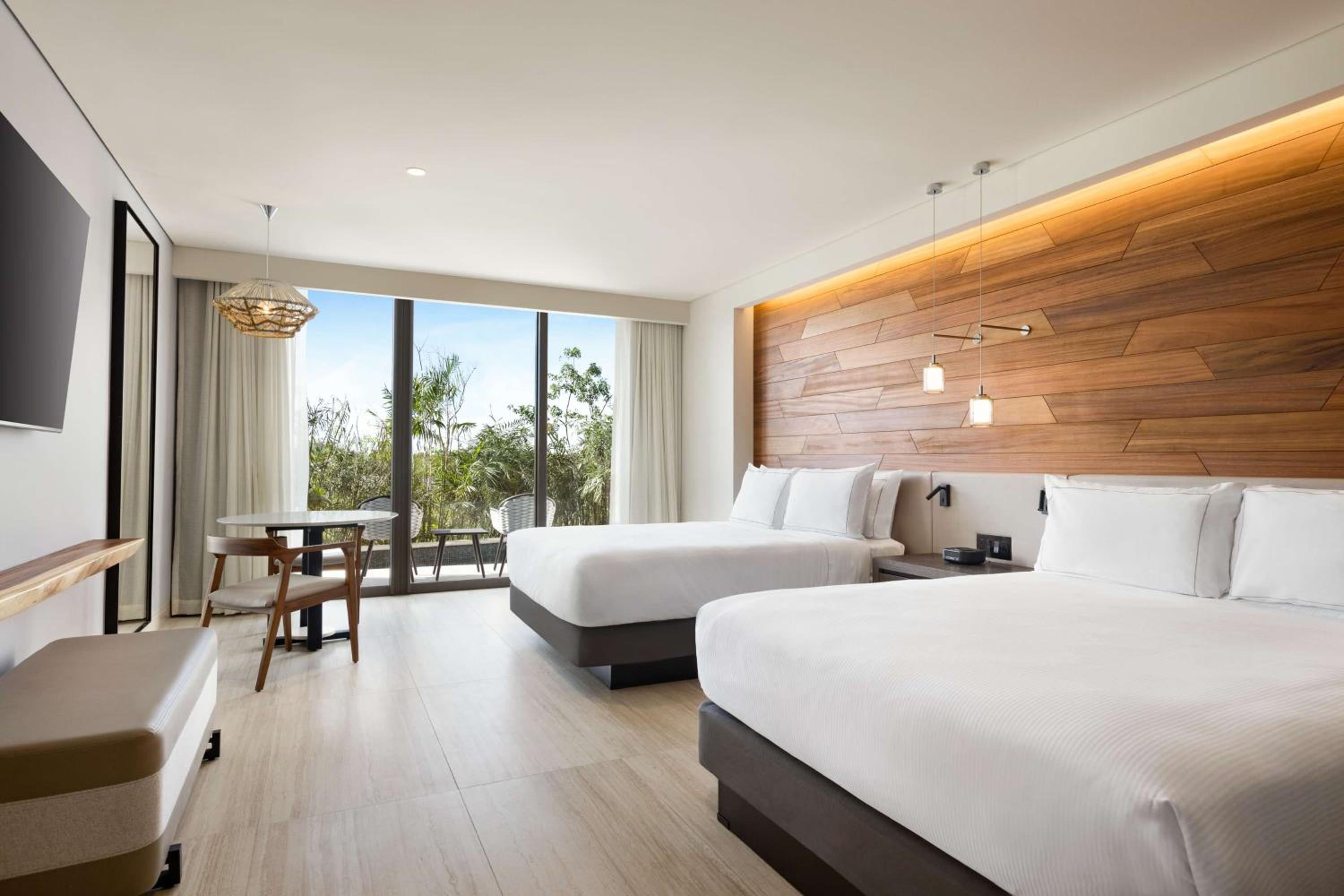Queen Guest Room With Pool Access - Sunset View