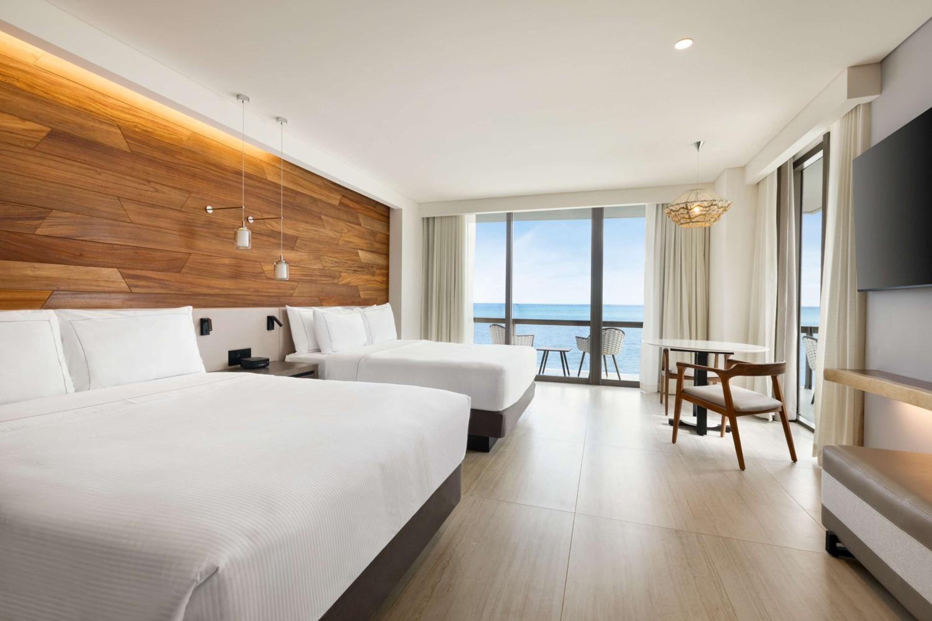 Queen Corner Guest Room - Oceanfront
