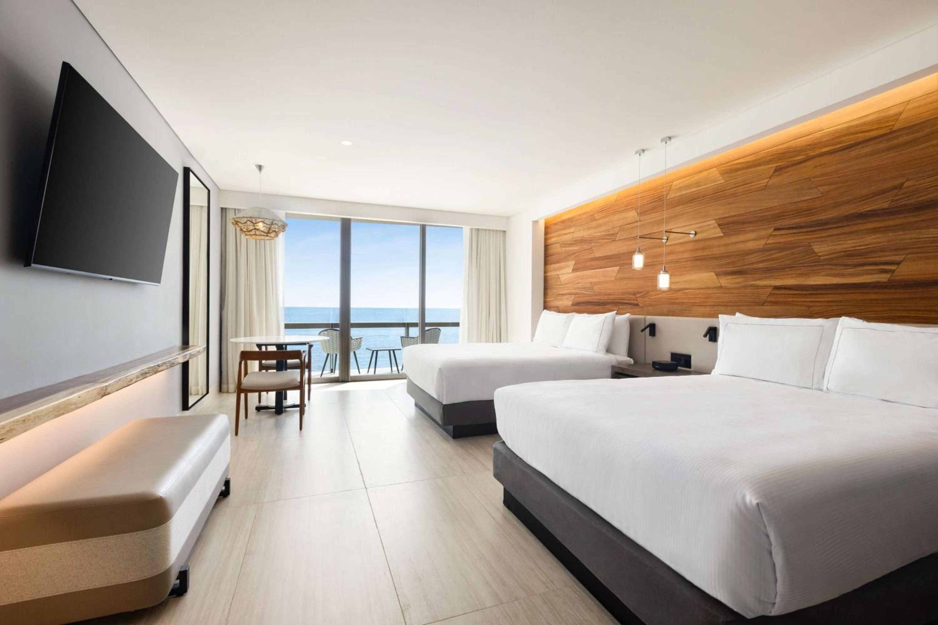 Queen Guest Room With Ocean Front - High Floor