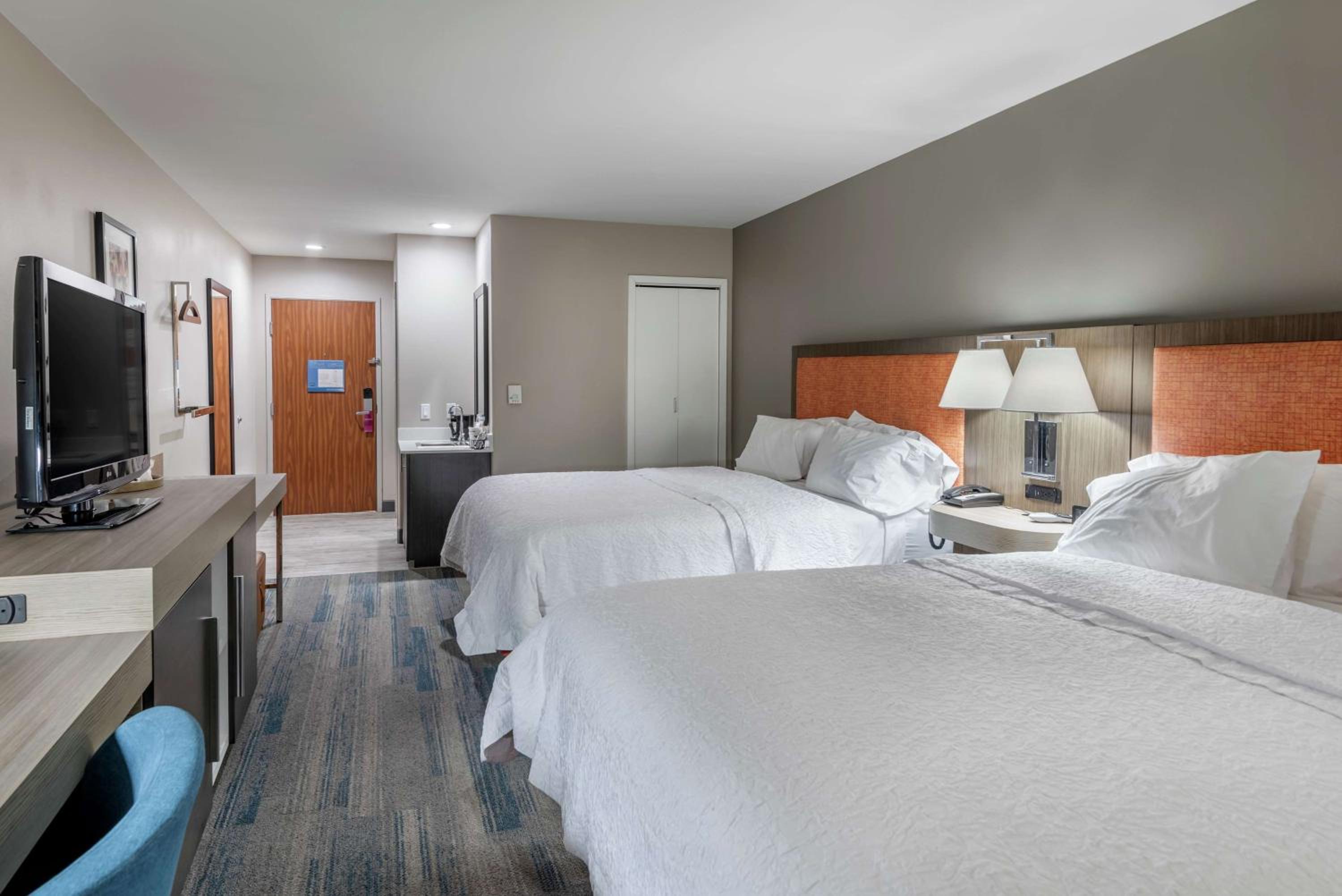 Queen Room with Two Queen Beds - Non-Smoking - Photo 2