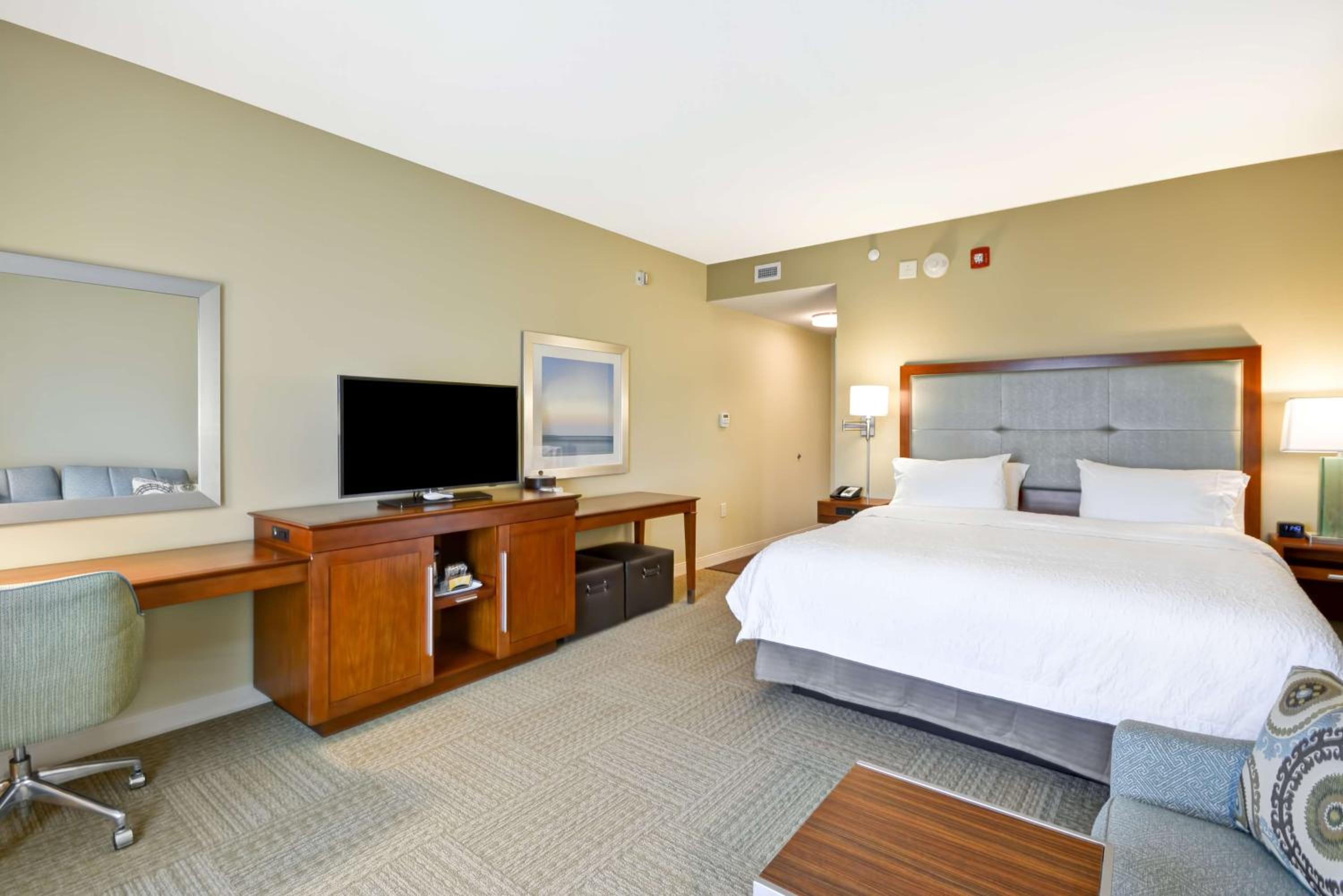 Executive King Room - Non-Smoking - Photo 6