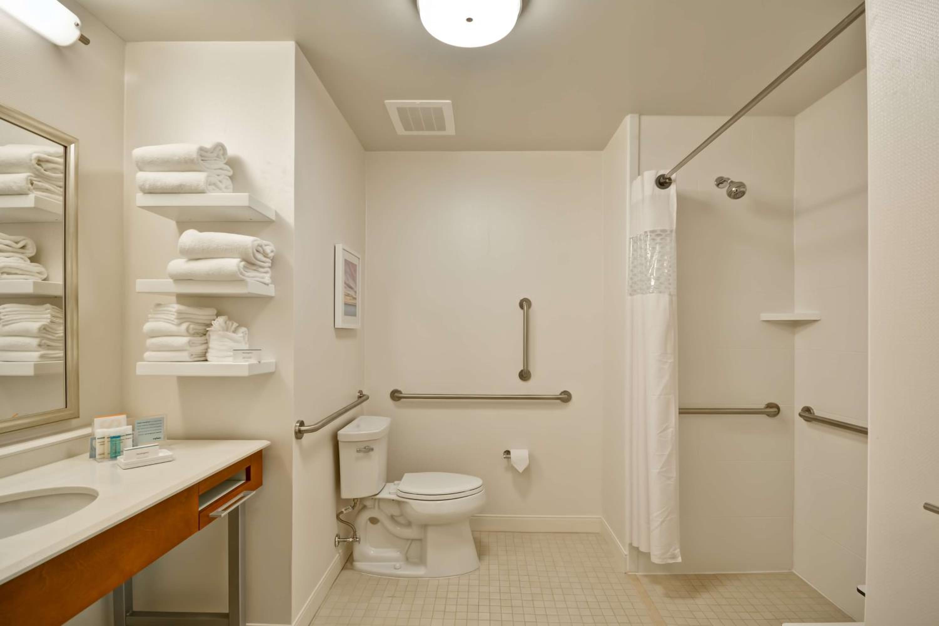 King Room with Roll-In Shower - Mobility Access/Non-Smoking - Photo 7